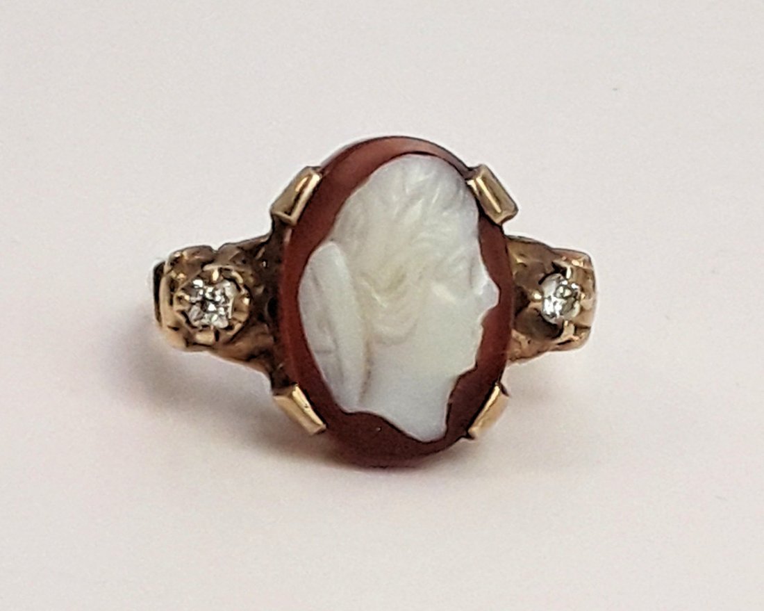 VINTAGE 10K GOLD CAMEO RING: Claw set stone having a woman's head in profile carved into it and flanked by two small diamonds. 4.4 grams total weight