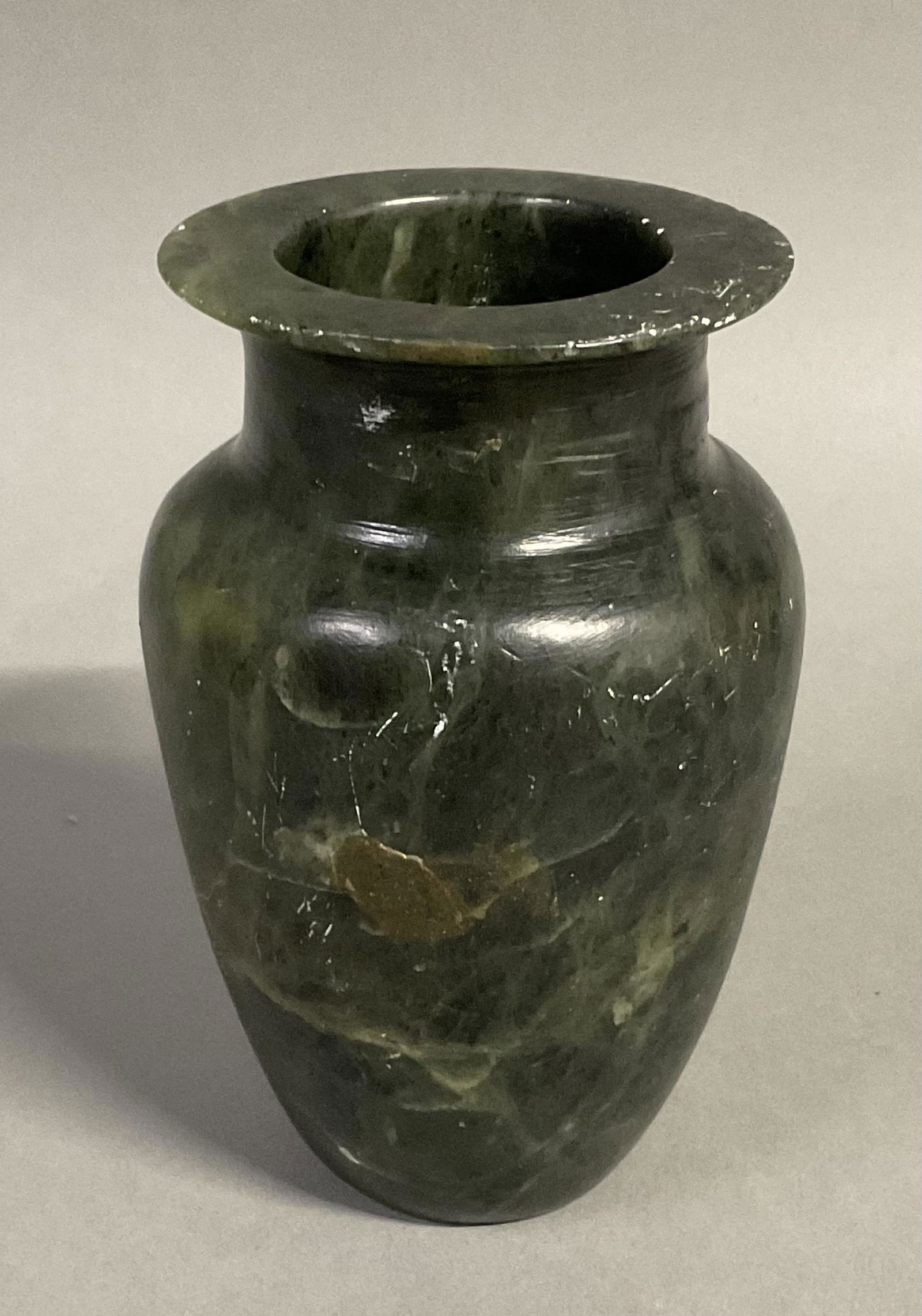 ANTIQUE ASIAN JADE VASE (1 of 4)