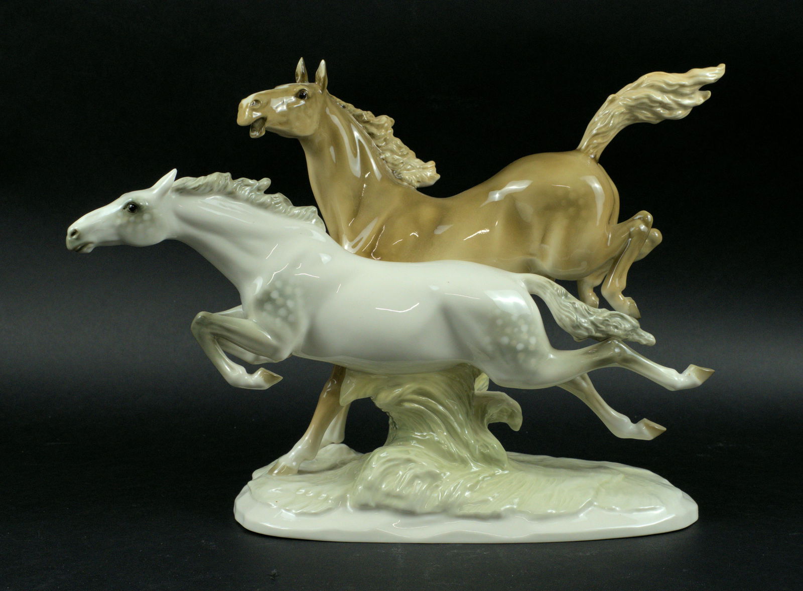 SUPERB HUTSCHENREUTER HORSE FIGURINE (1 of 7)