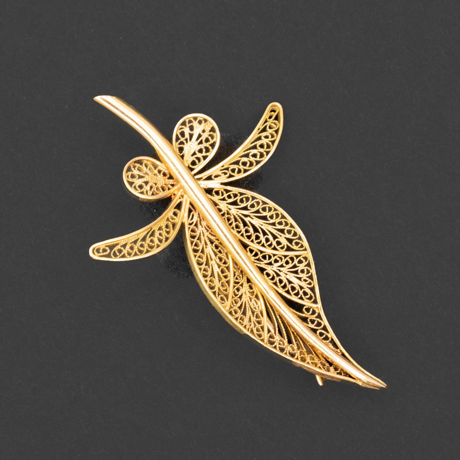 14K GOLD BROOCH: Pretty filigreed14K yellow gold brooch in leaf form. 2.25" x 1.5" and 6.9 grams