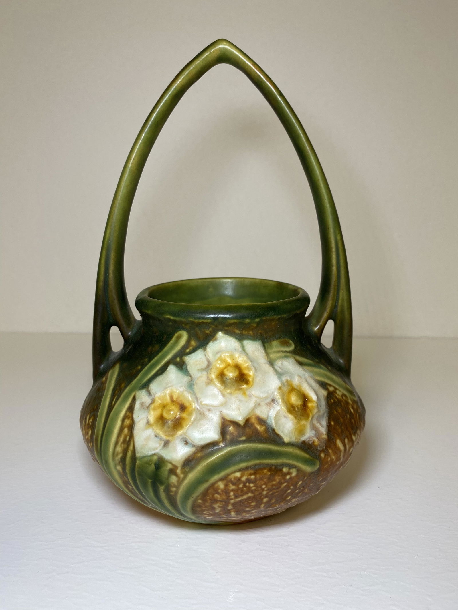 Roseville Pottery Basket (1 of 1)