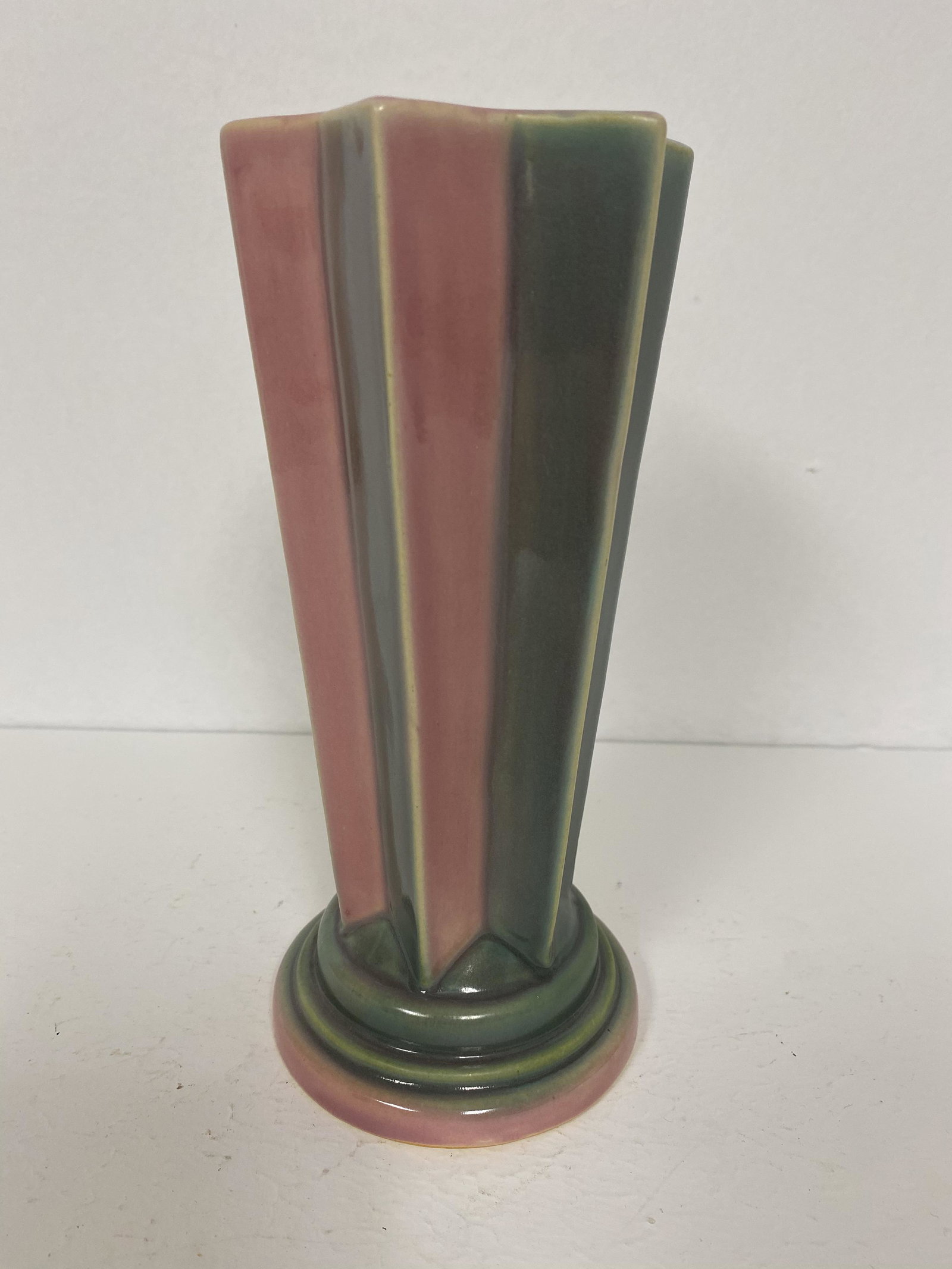 Roseville Pottery: Futura star Pink 8 1/8"
