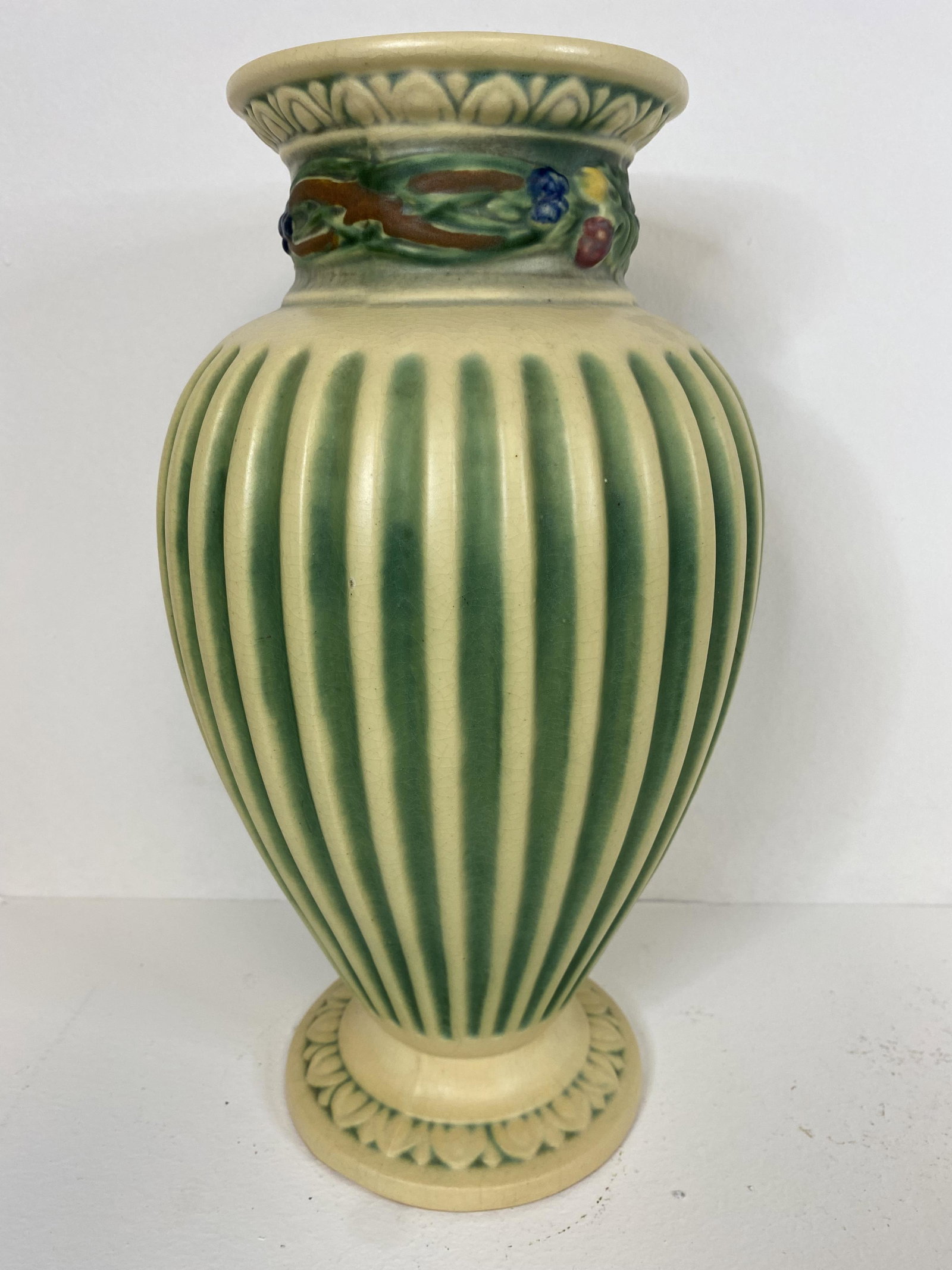 Roseville Pottery: Large Corinthian Vase 12 1/2"