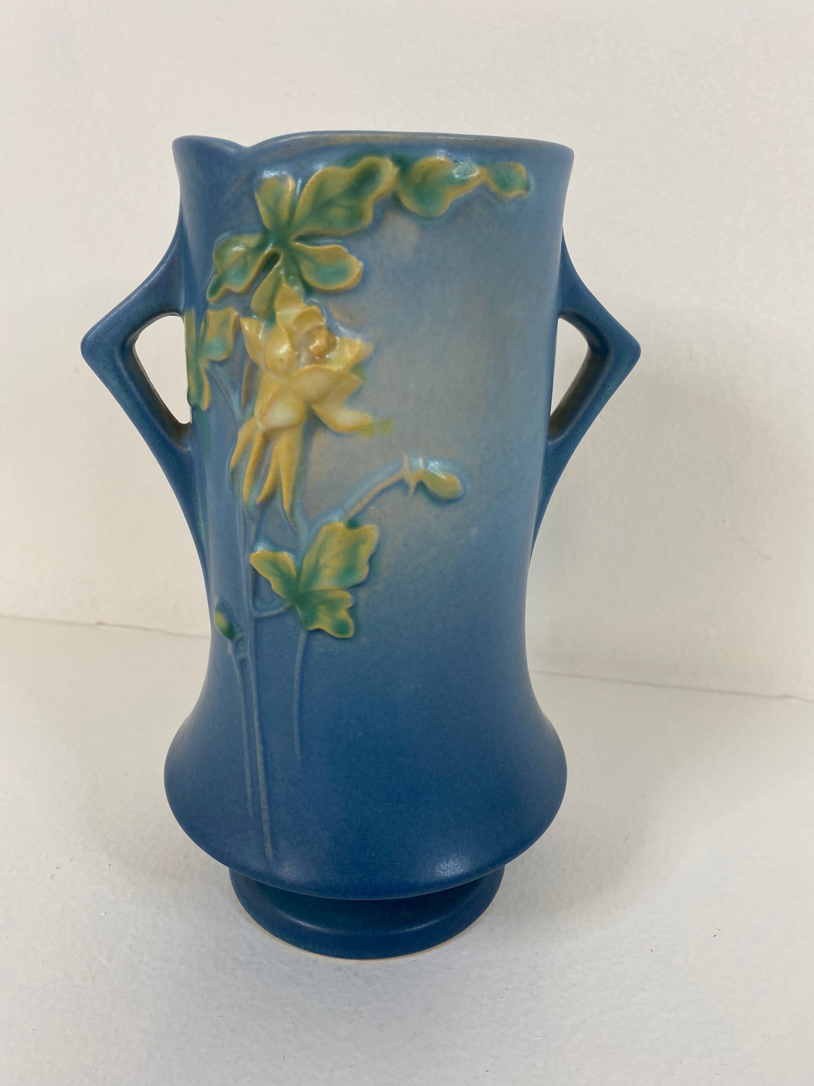 Roseville Pottery: Columbine 20-8 Blue