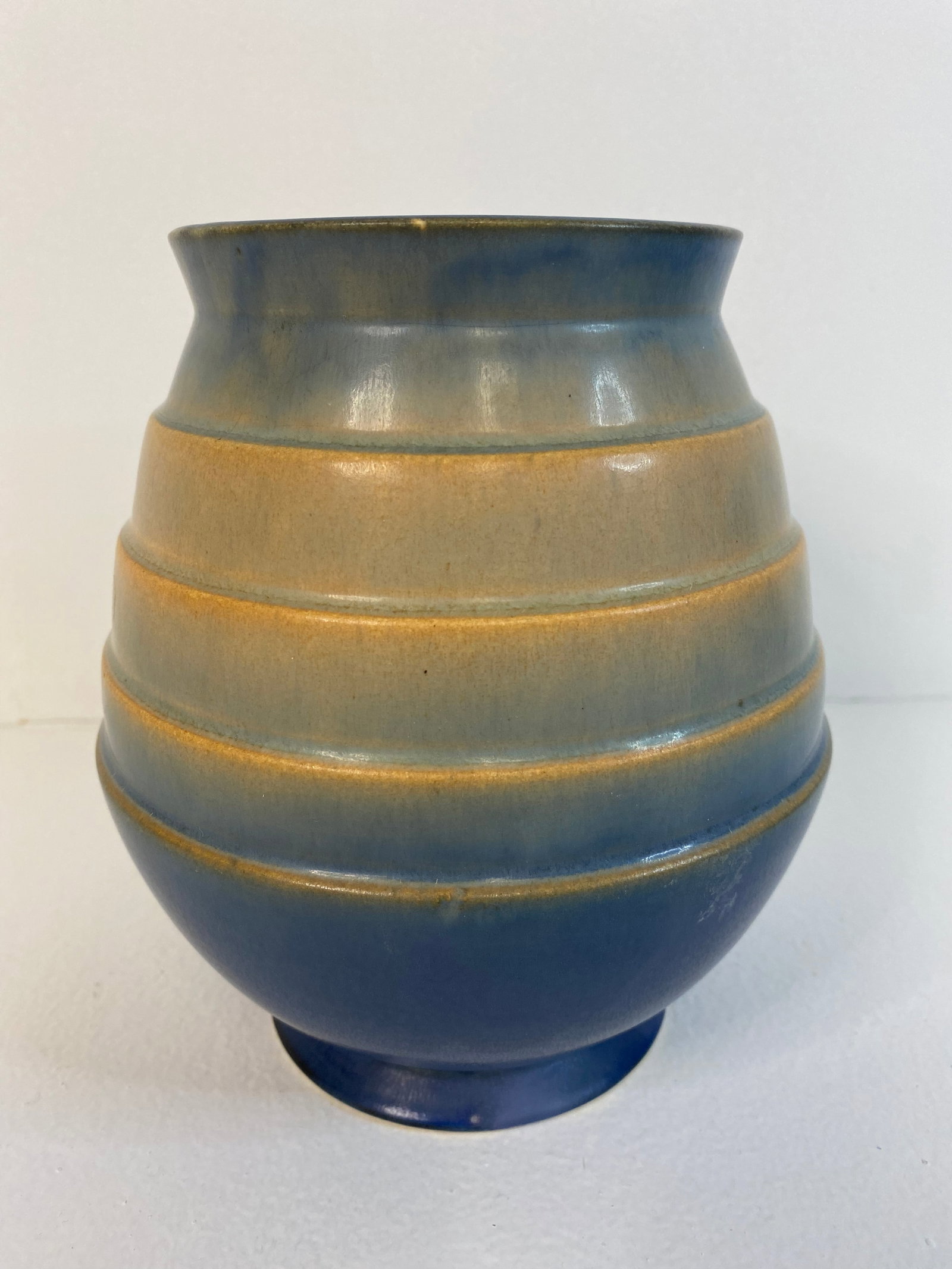 Roseville Pottery: Futura step egg vase 424-7"