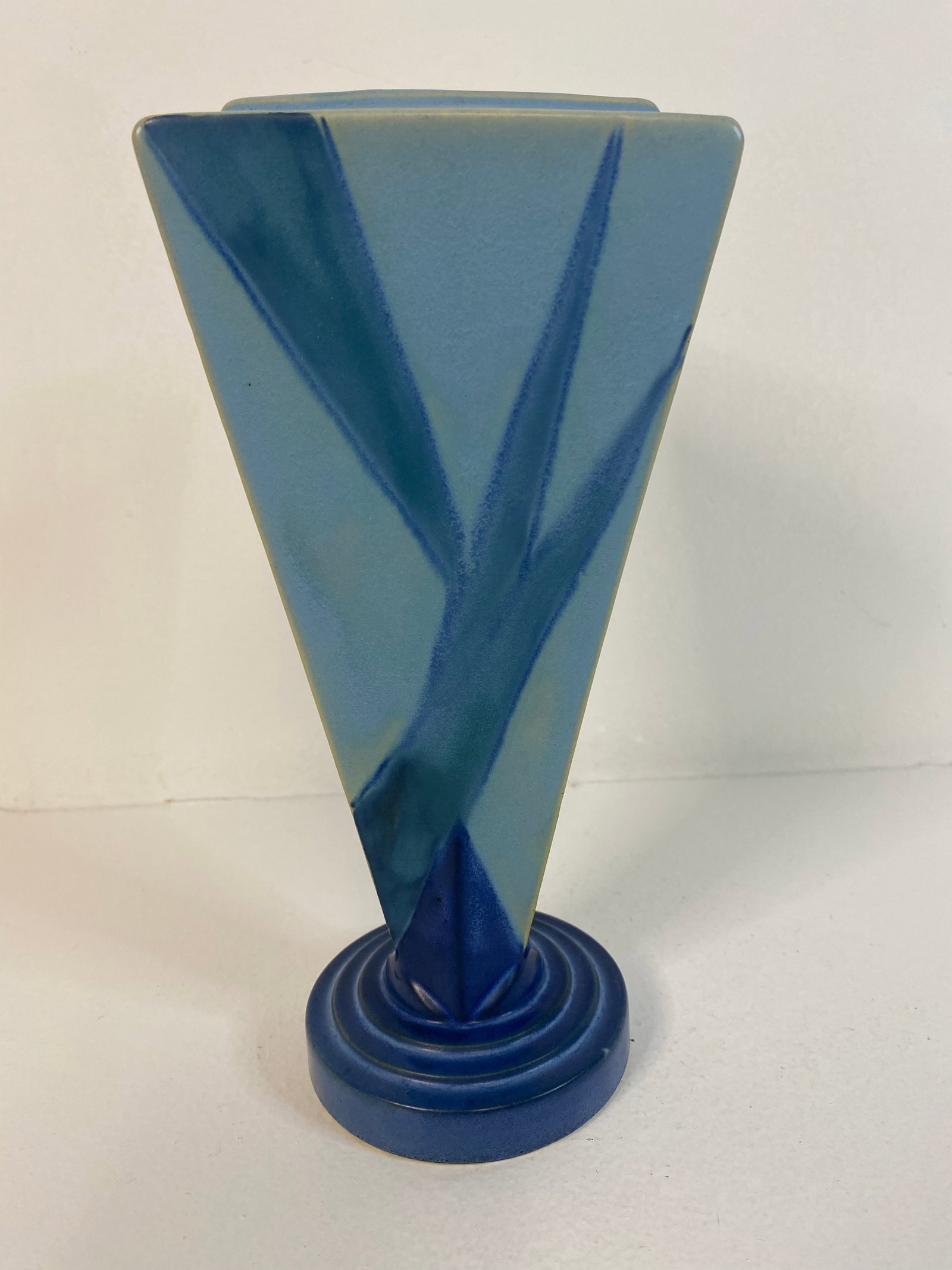 Roseville Pottery: Futura Triangle large 389-9
