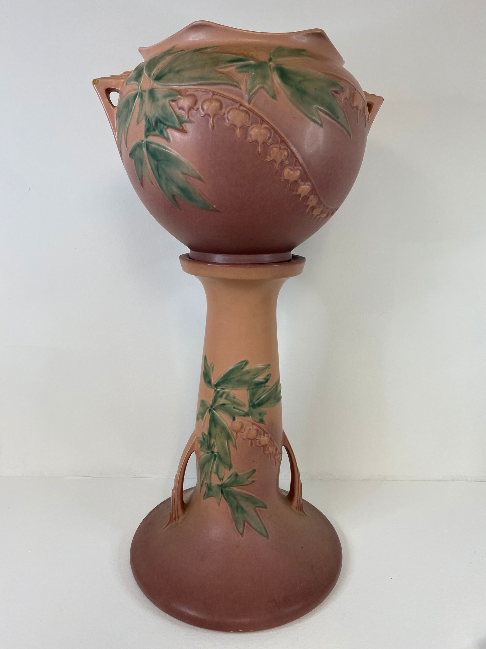 Roseville Pottery Bleeding Heart (1 of 3)