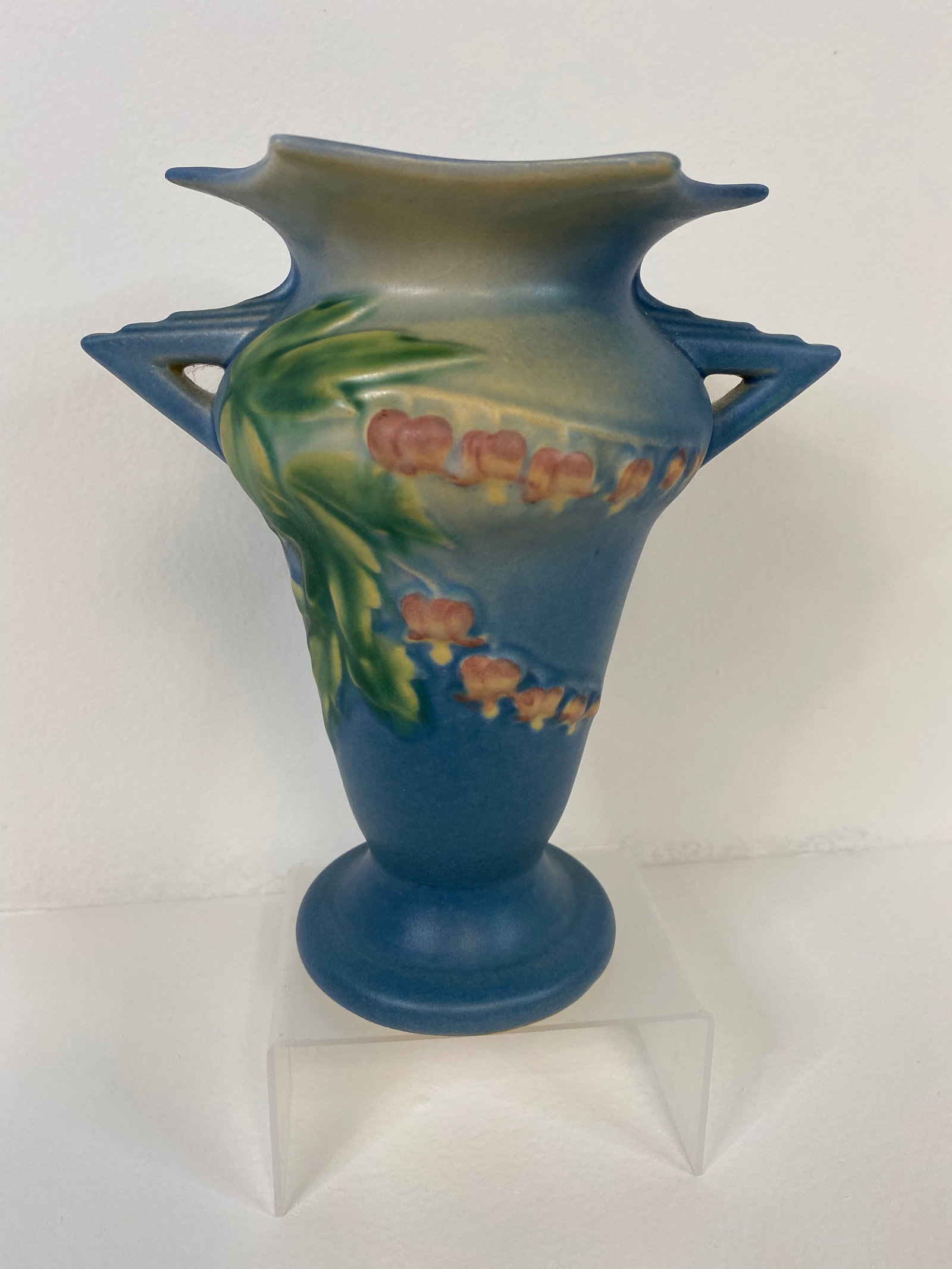 Roseville Pottery Bleedeing Heart: Another nice bleeding heart mold 965-7" . 7 1/4" tall