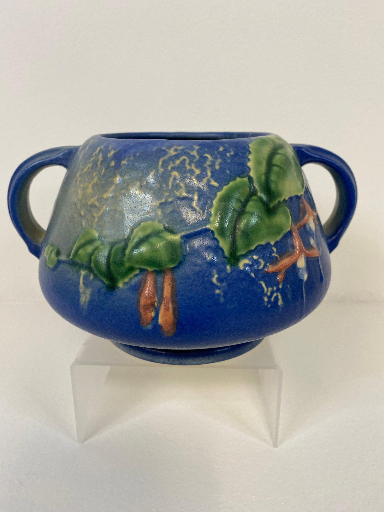 Roseville Pottery Fuschia: 346-6" is the mold number on this nice little pot. Measures 7b 3/8" across top.