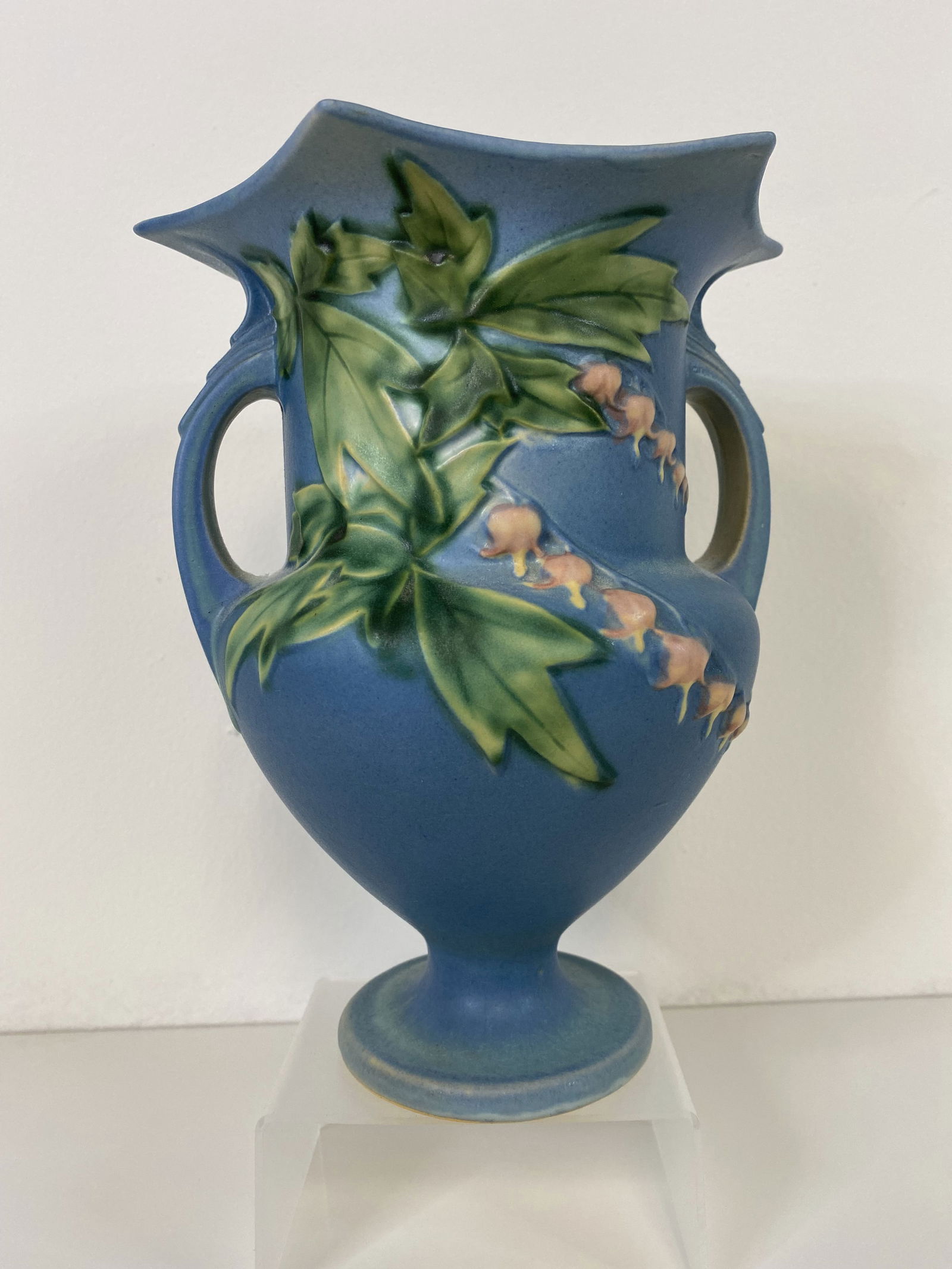 Roseville Pottery Bleeding Heart (1 of 2)