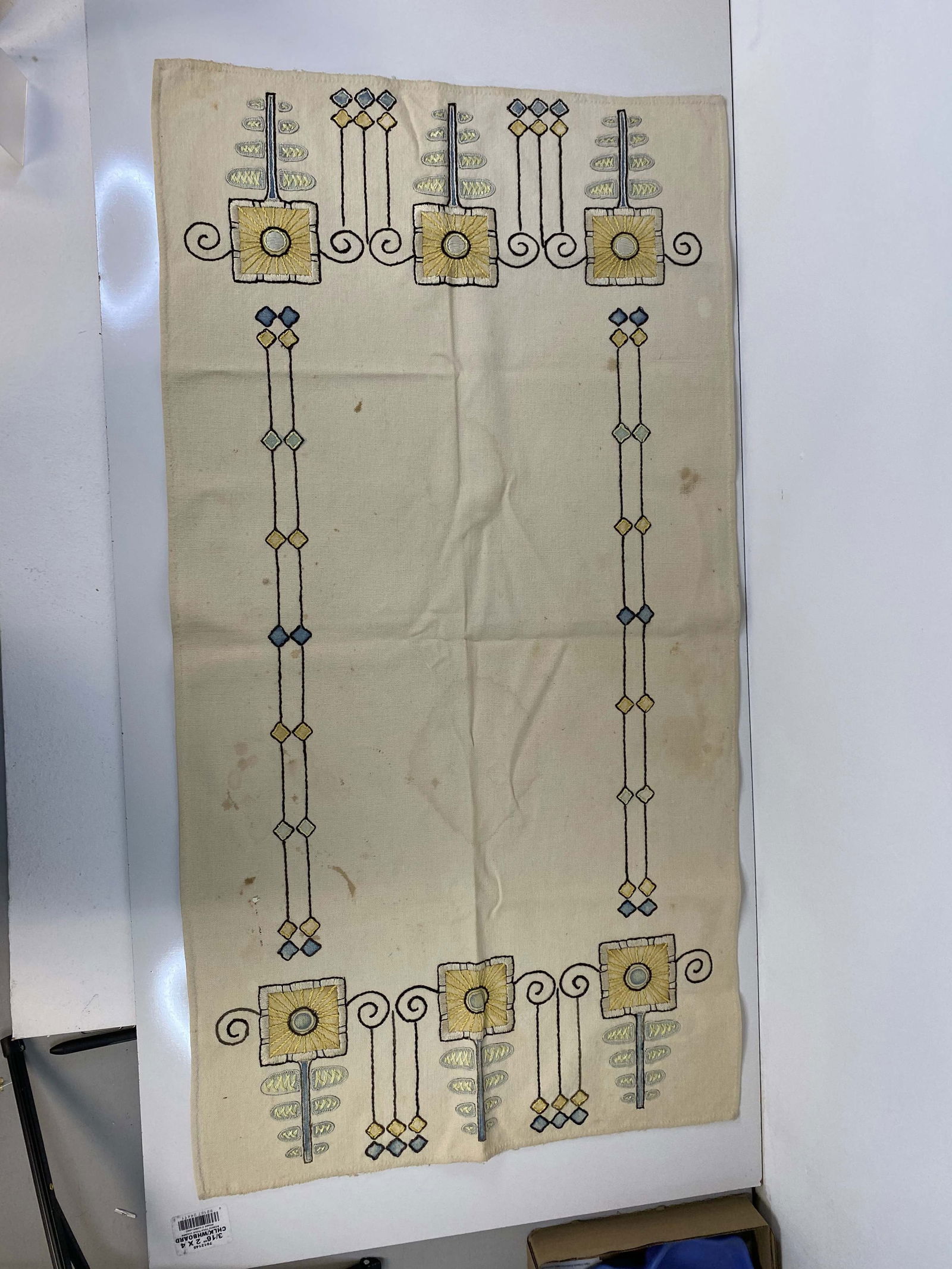 Great Arts and Crafts linen Table cover (1 of 3)