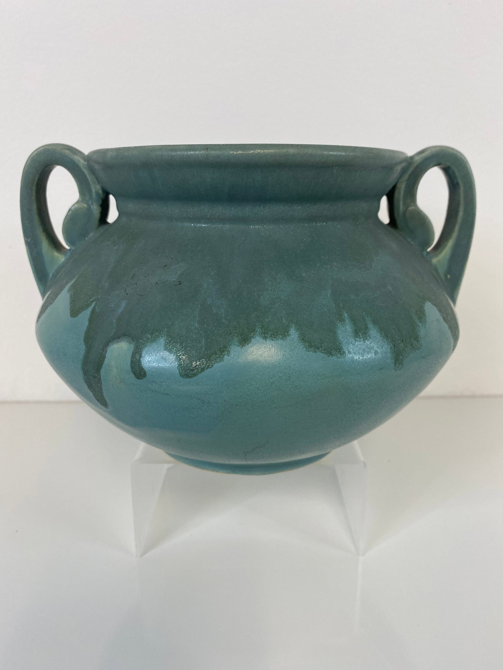 Roseville Pottery Carnelian: Nice 2 handled vase with loopy handles. Good drip