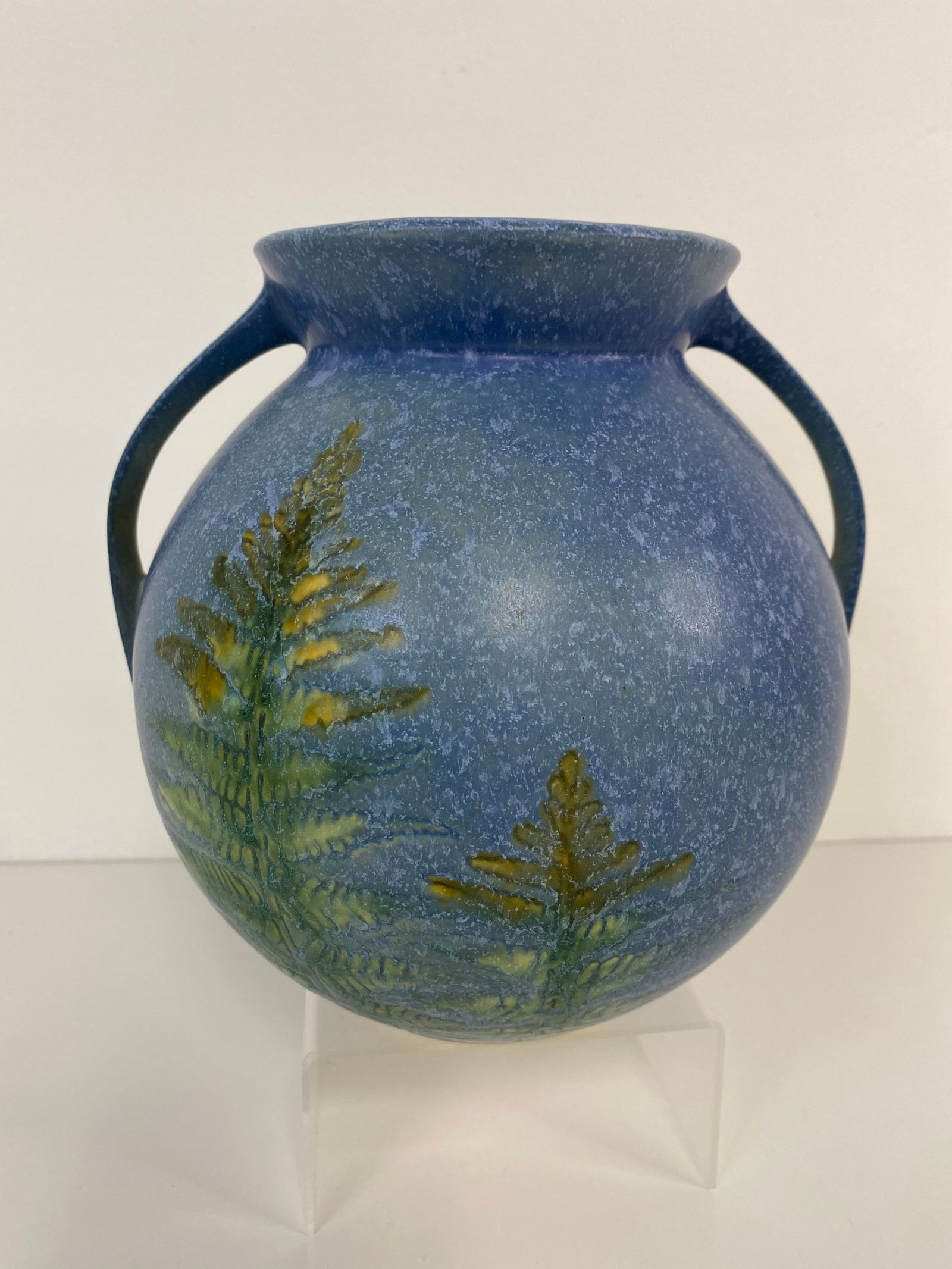 Roseville Pottery Windsor Vase (1 of 2)