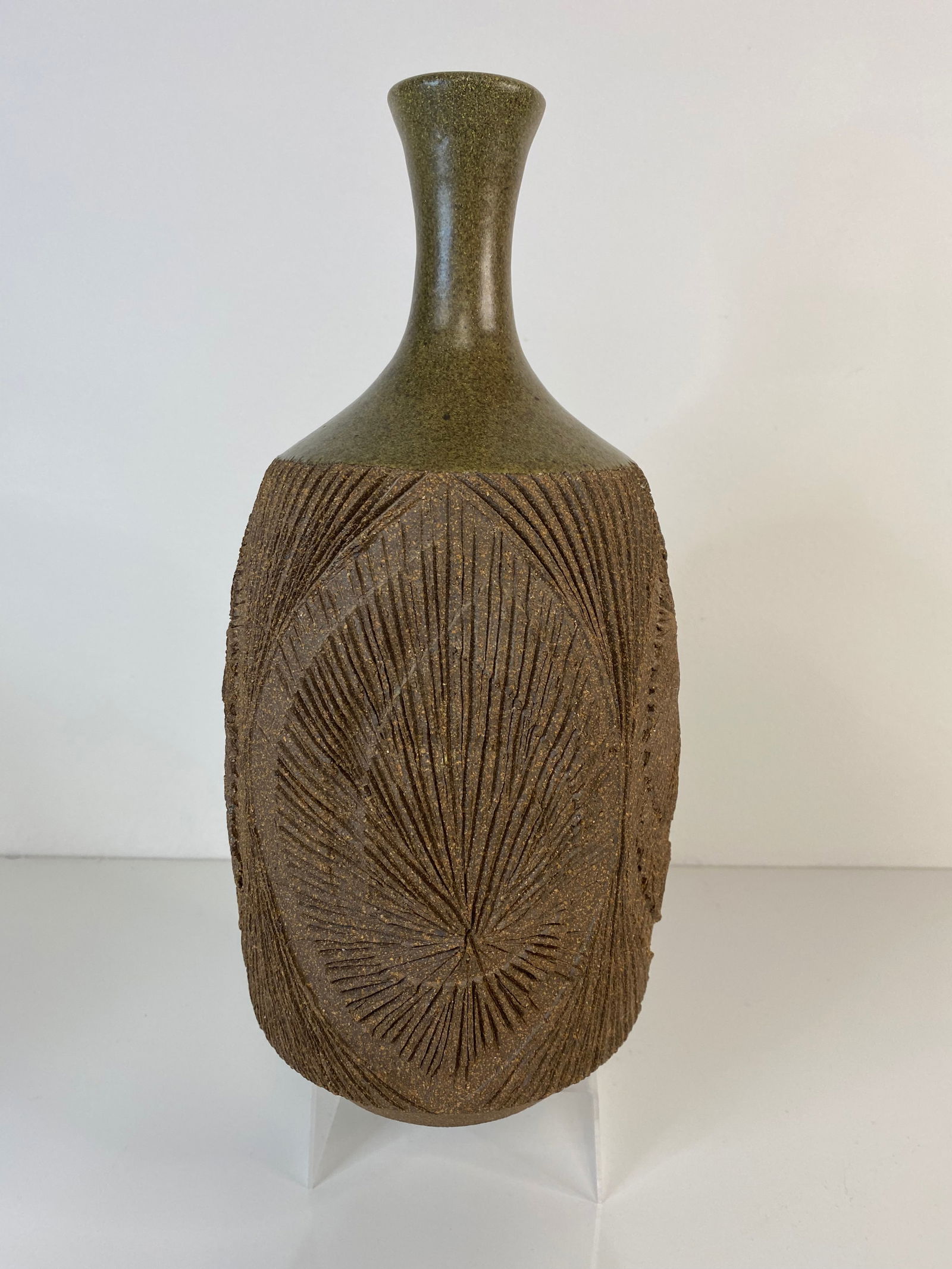 Earthgender Pottery Robert Maxwell (1 of 3)