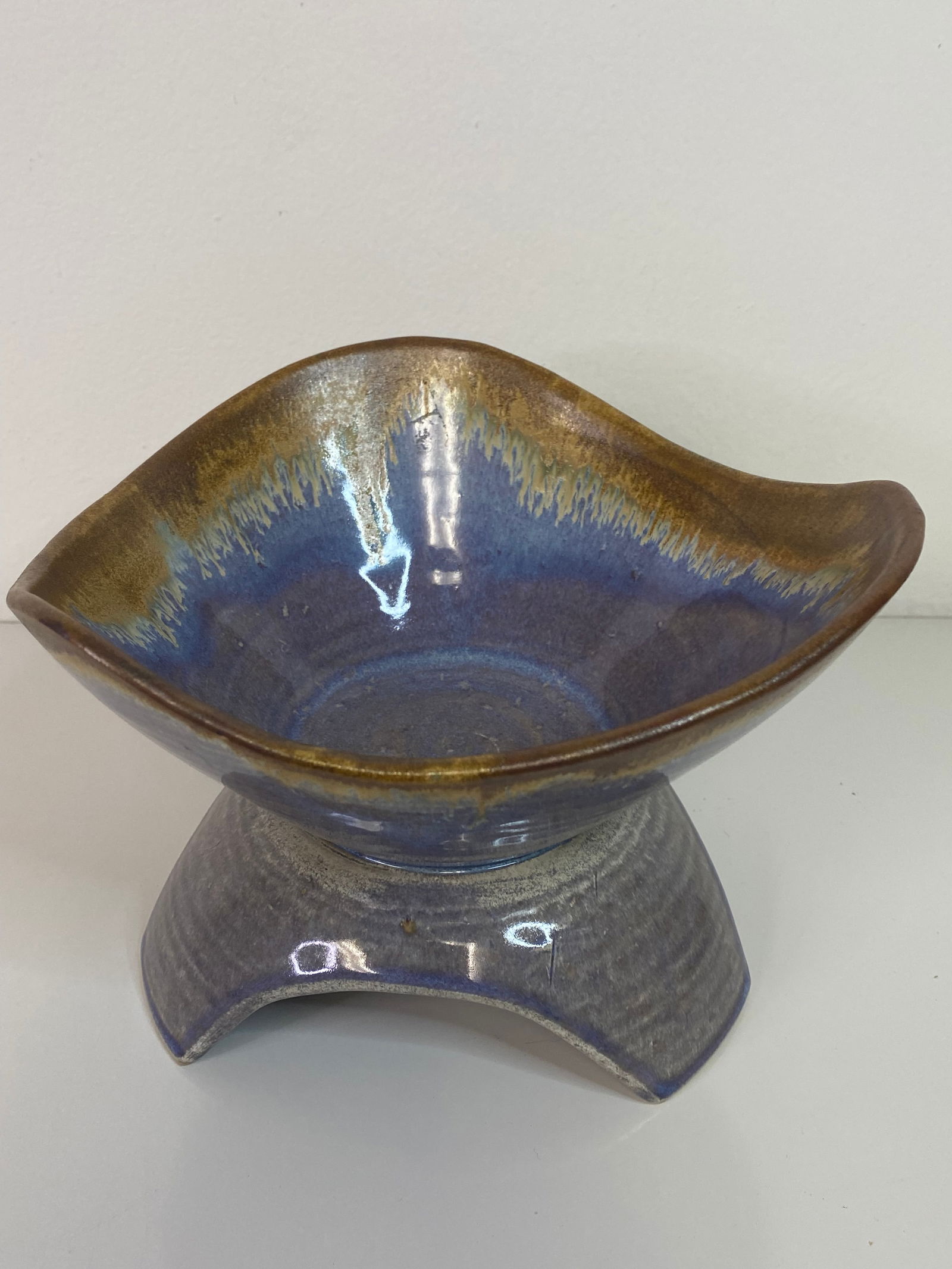 Pigeon Forge Pottery: Good MCM 3 legged Pottery form done by D. Ferguson.5 1/2" tall