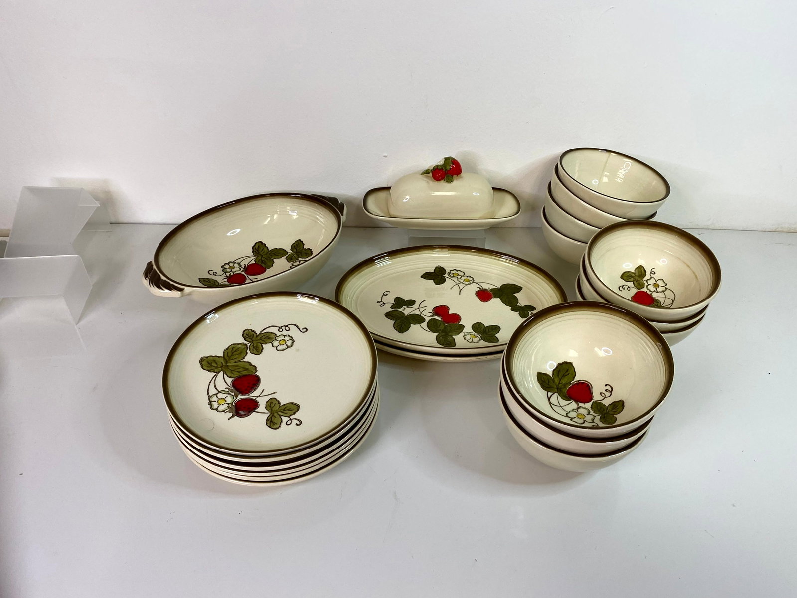 18 pcs Metlox Poppytrail strawberry: 10 bowls 2 1/2 x 5 5/8 , set of 6 salad plates 8 1/8", a covered butter dish, an oval veg bowl and 2 oval platters