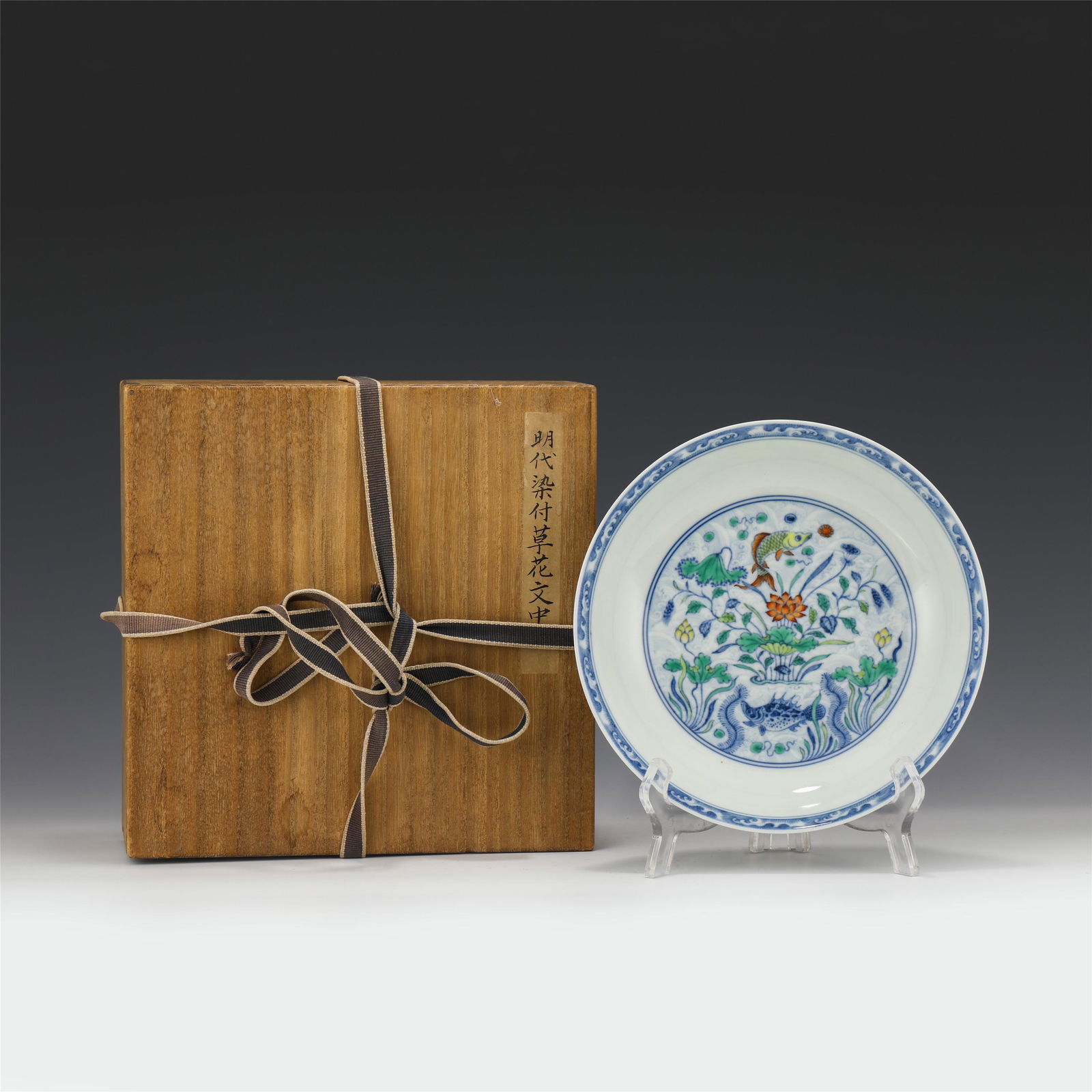 A CHINESE DOUCAI PORCELAIN FLOWER PATTERN VIEWS PLATE/M (1 of 10)