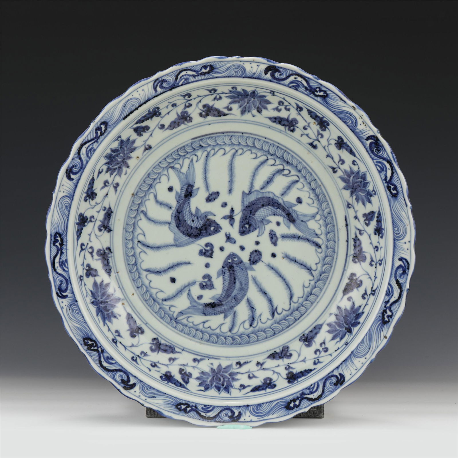 CHINESE BLUE&WHITE PORCELAIN PLATE WITH TRIPLE FISHES M (1 of 8)