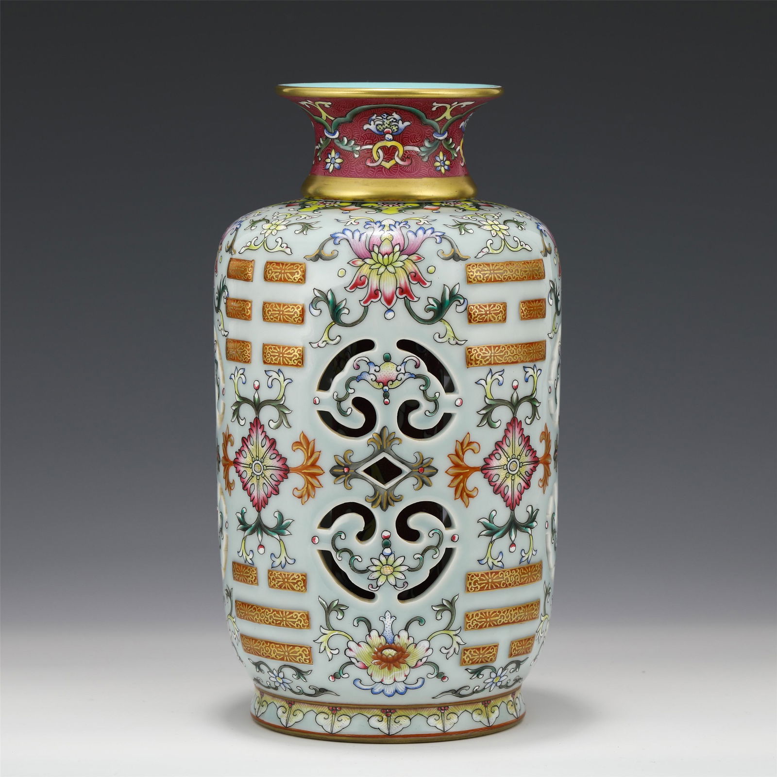 A CHINESE FAMILLE ROSE PORCELAIN FLOWER PATTERN GILT-DE (1 of 10)