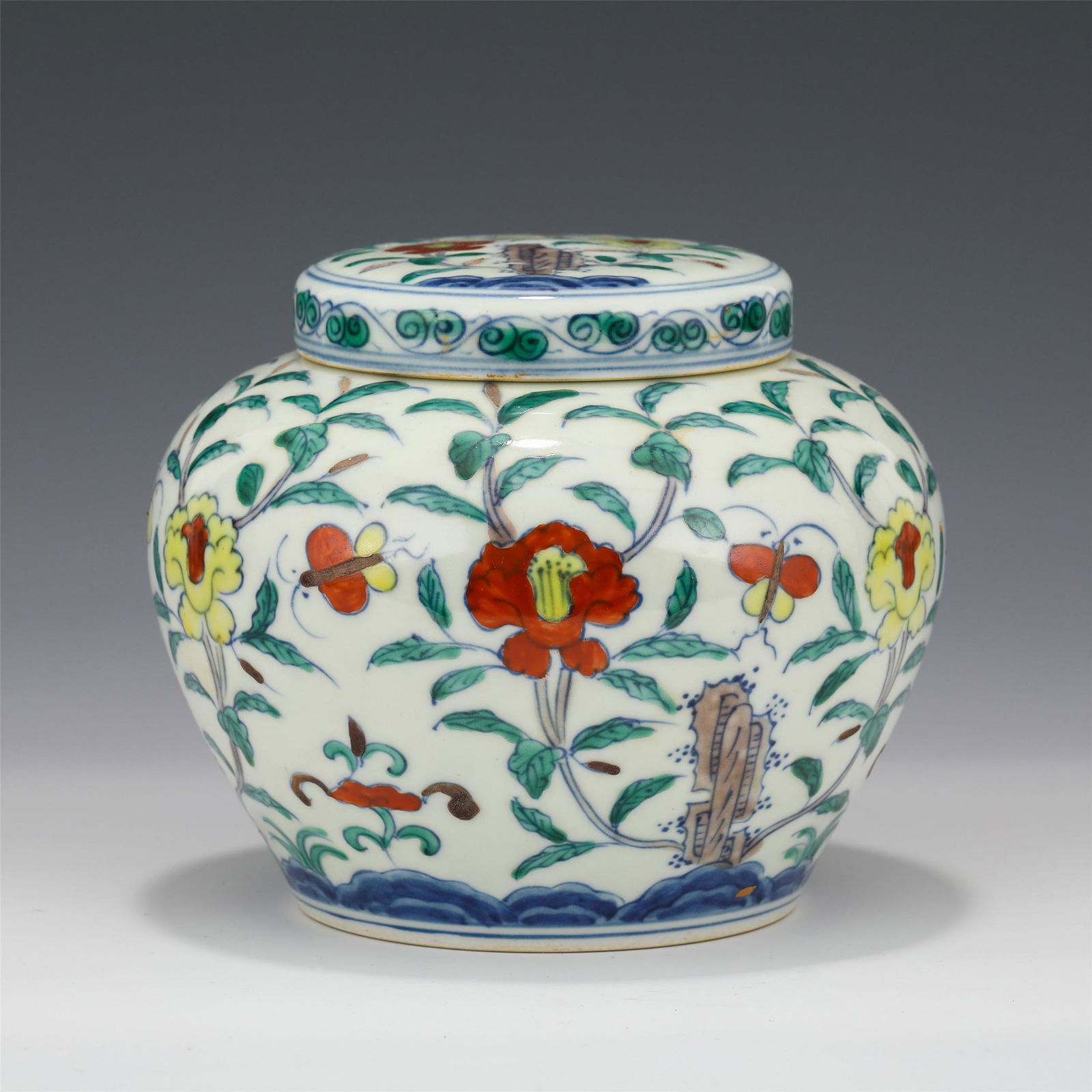 A SMALL CHINESE DOUCAI FLOWER PATTERN PORCELAIN JAR AND (1 of 9)