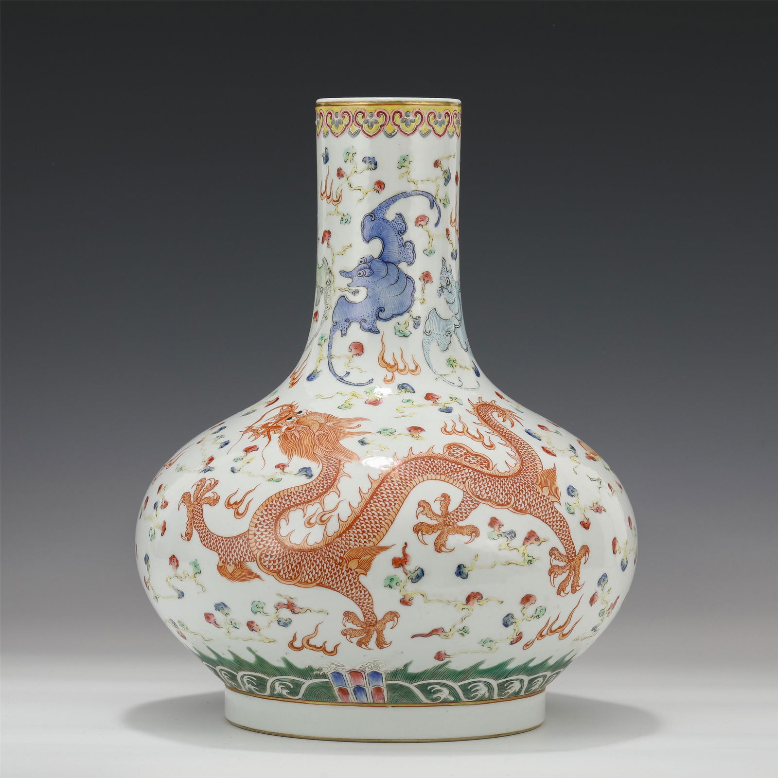 A CHINESE FAMILLE ROSE PORCELAIN DRAGON PATTERN VASE/QI (1 of 10)