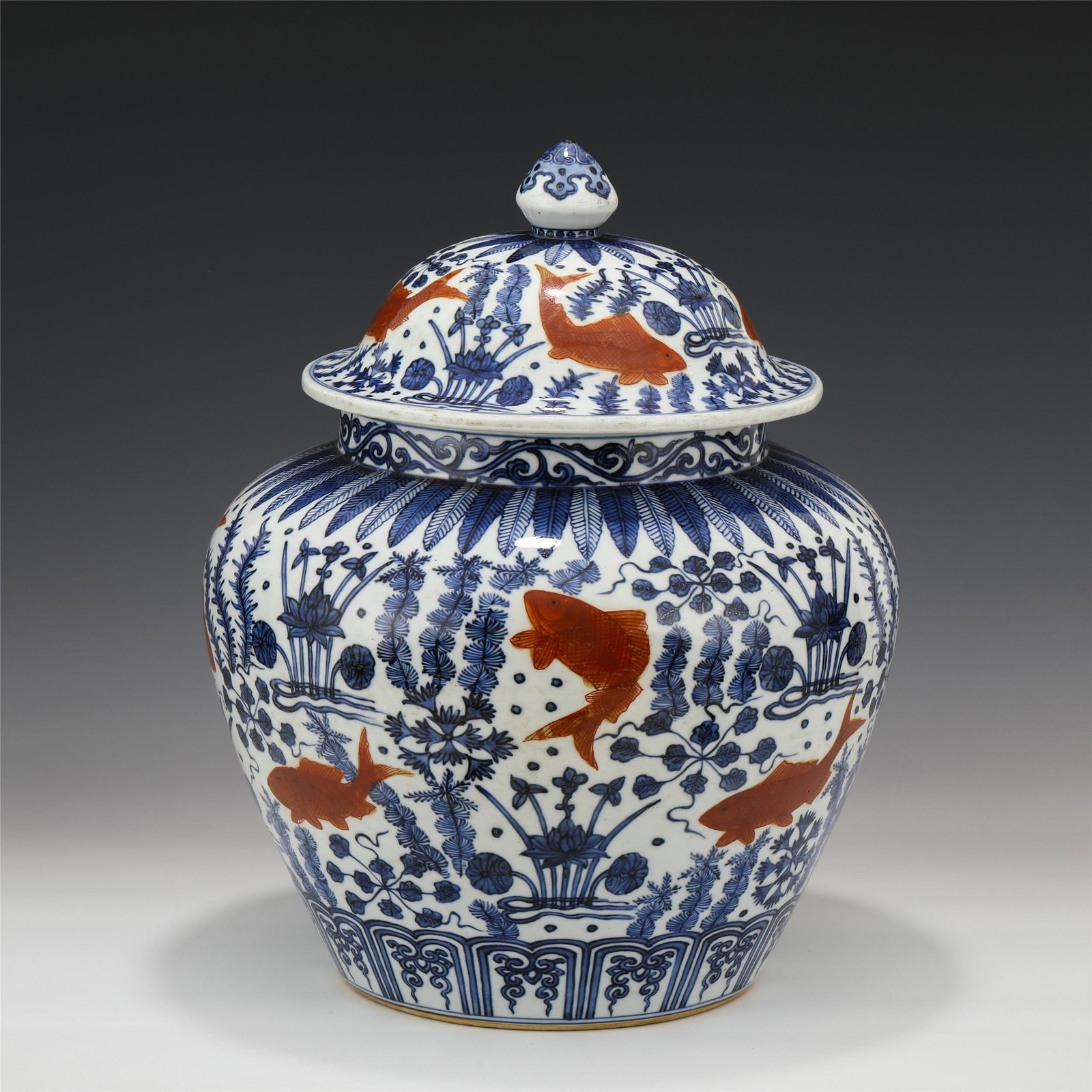A CHINESE BLUE&WHITE COPPER RED PORCELAIN JAR AND: A Chinese blue&white copper red porcelain jar and cover Ming dynasty, Jiajing period 45 cm H x 34 cm Diam The large jar of fetal bone is white and greasy, the outer wall is decorated with blue and whi