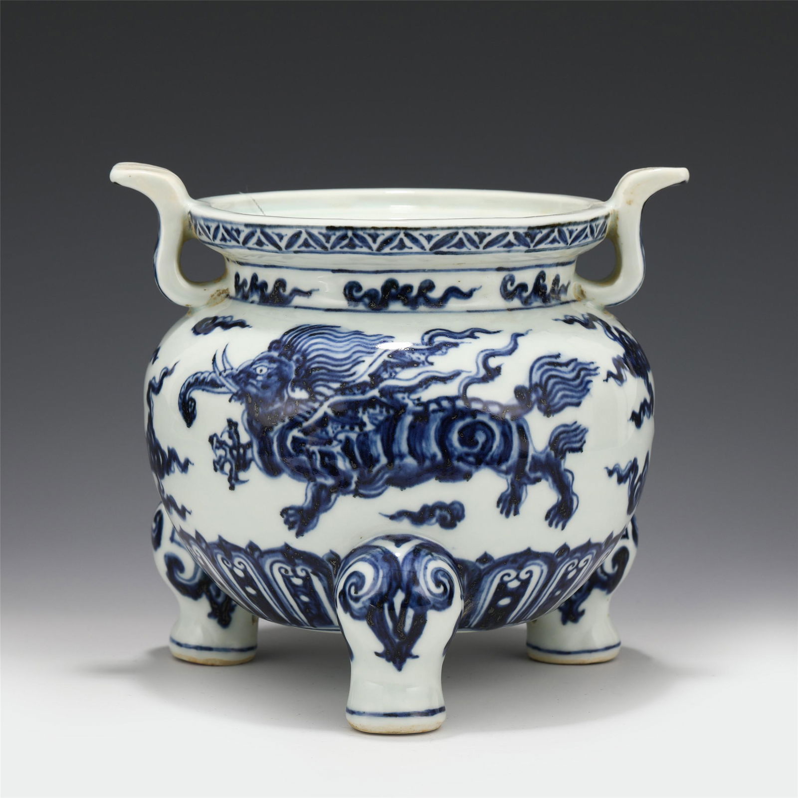 A CHINESE BLUE&WHITE PORCELAIN TRIPLE FOOT INCENSE (1 of 10)