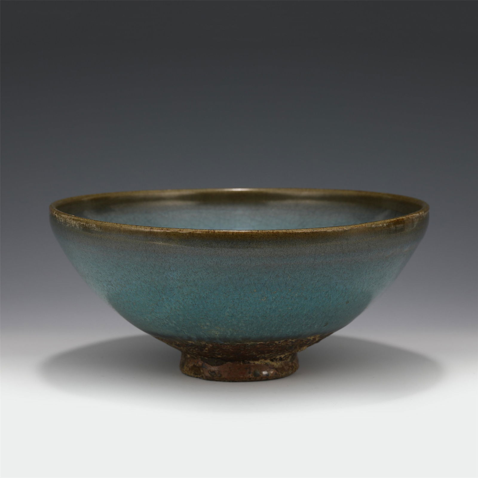 A CHINESE JUN WARE-GLAZED PORCELAIN TEA-BOWL (1 of 8)