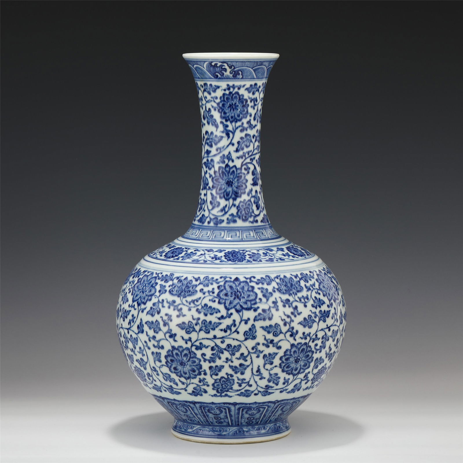 A CHINESE BLUE&WHITE PORCELAIN FLOWER PATTERN VASE/QING (1 of 9)
