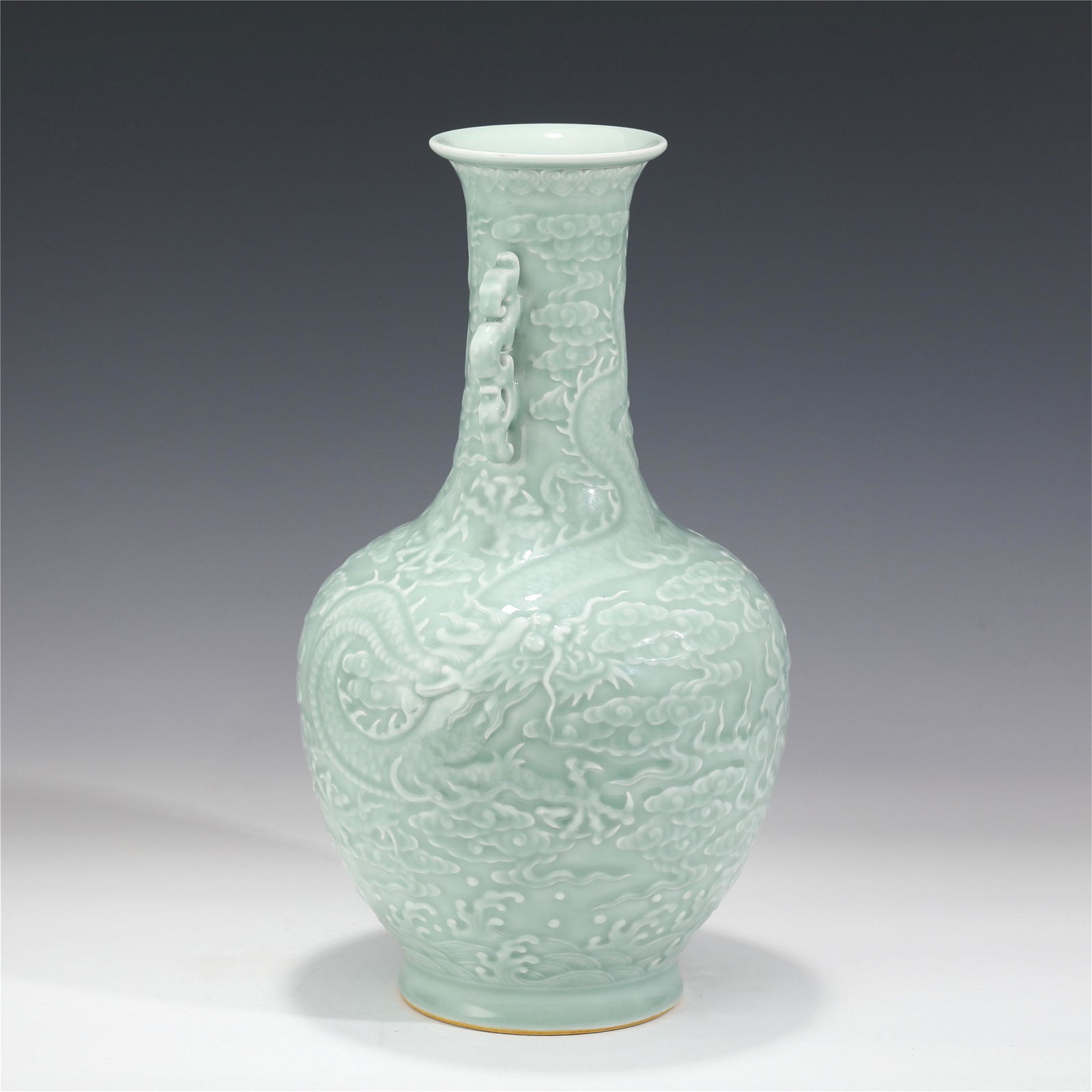 A CHINESE DOUQING GLAZED VASE/QING DYNASTY (1 of 10)