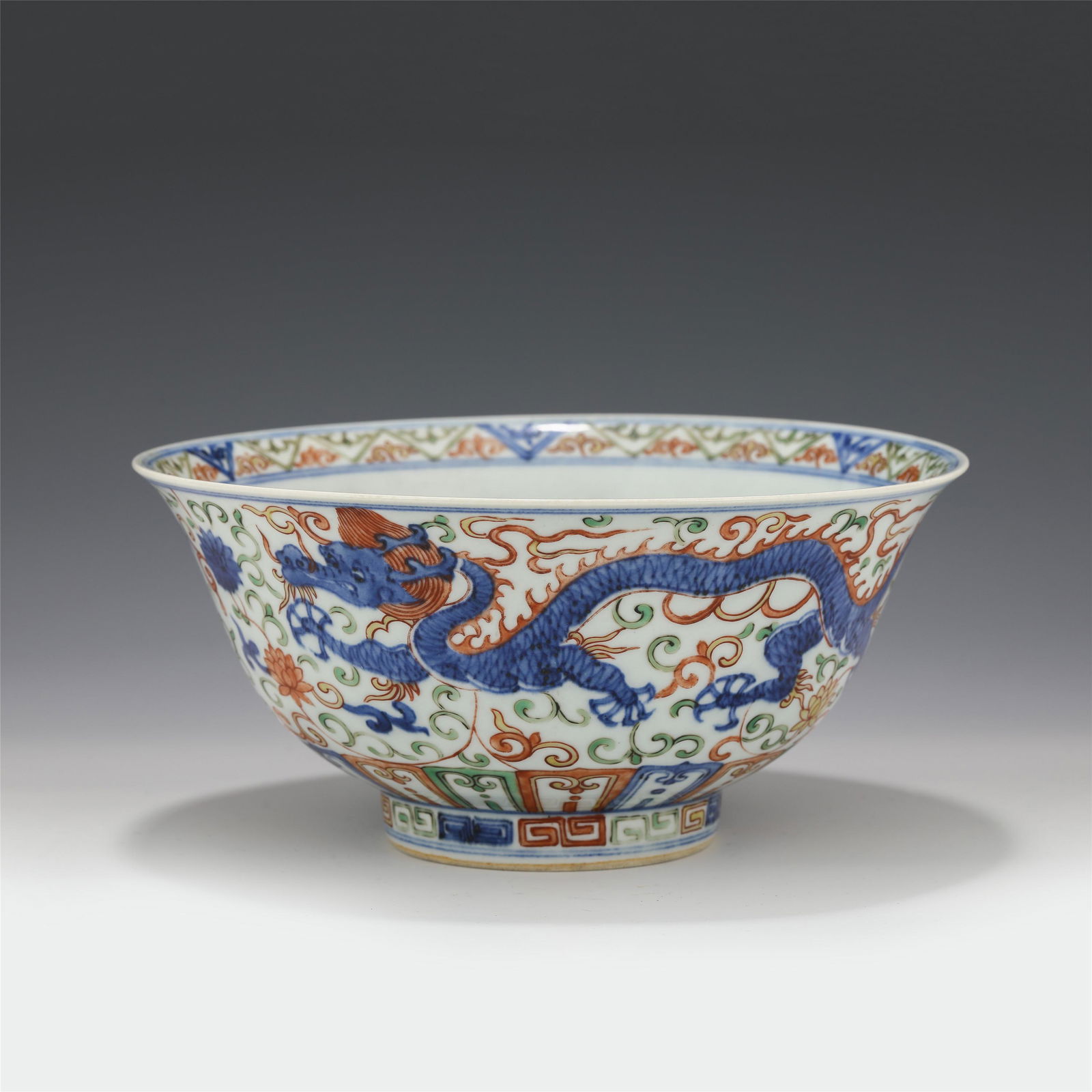 A CHINESE BLUE&WHITE WUCAI PORCELAIN DRAGON PATTERN (1 of 10)