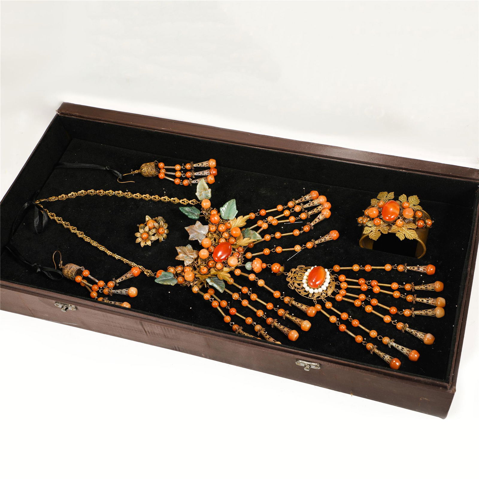 A SET OF CHINESE AGATE ORNAMENTS (1 of 8)