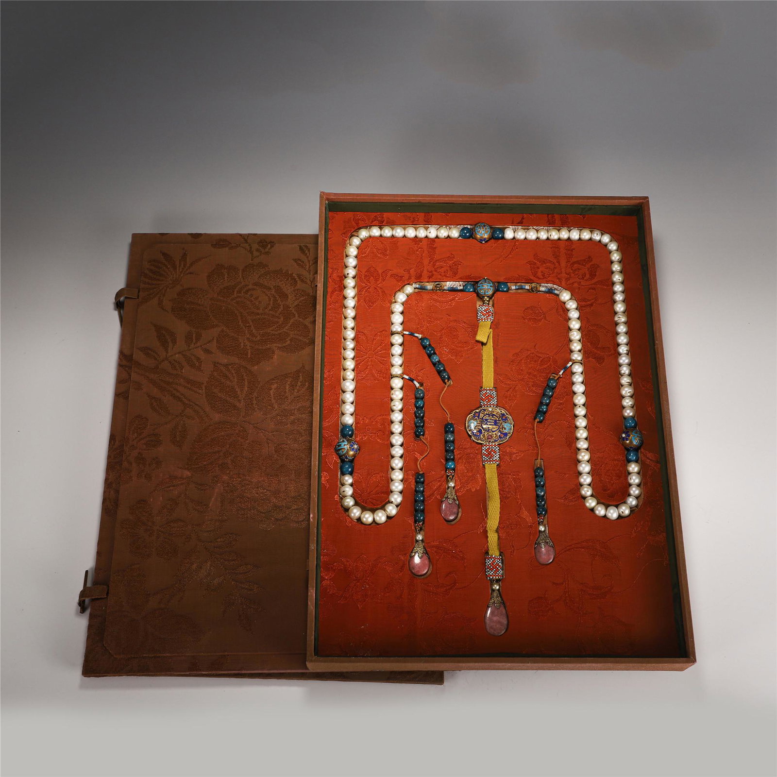 A CHINESE PEARL CHAOZHU COURT NECKLACE IN BOX (1 of 10)