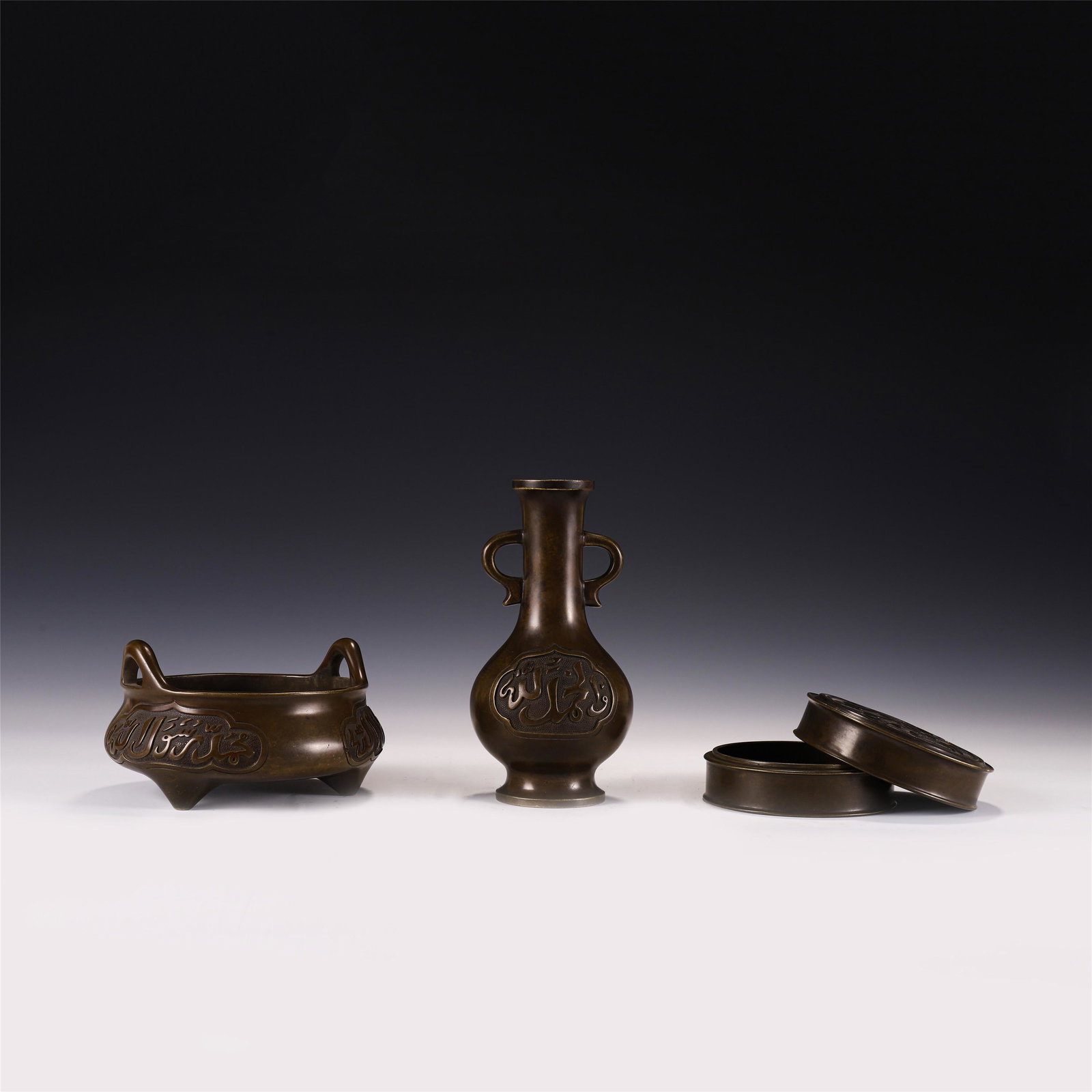 A GROUP OF CHINESE BRONZE CENSER VASE AND LIDDED BOX (1 of 10)