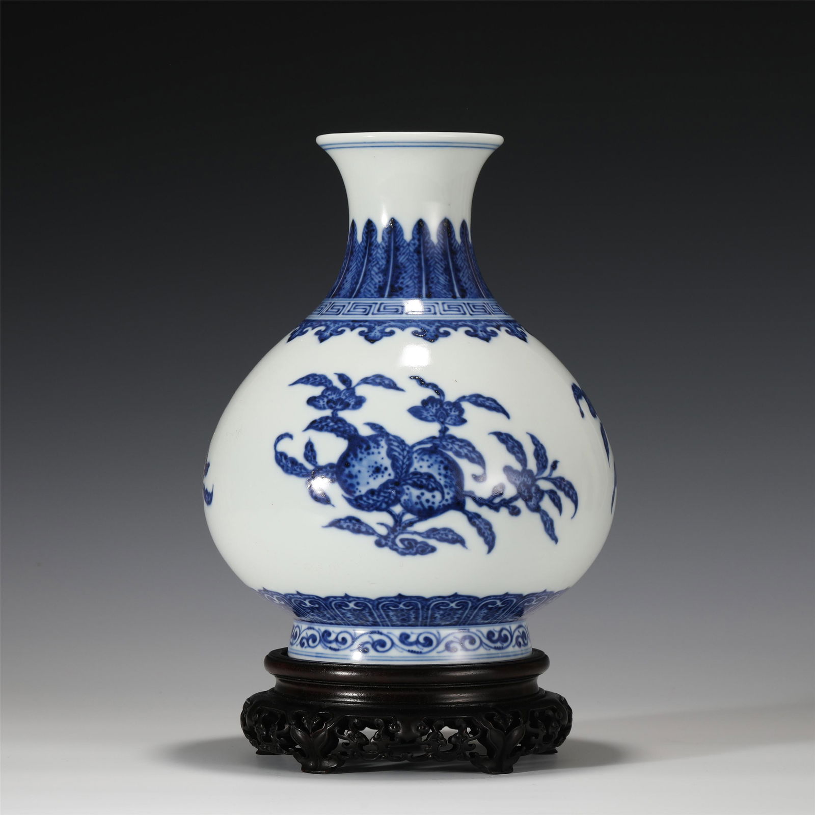 A CHINESE BLUE AND WHITE PORCELAIN VASE (1 of 10)