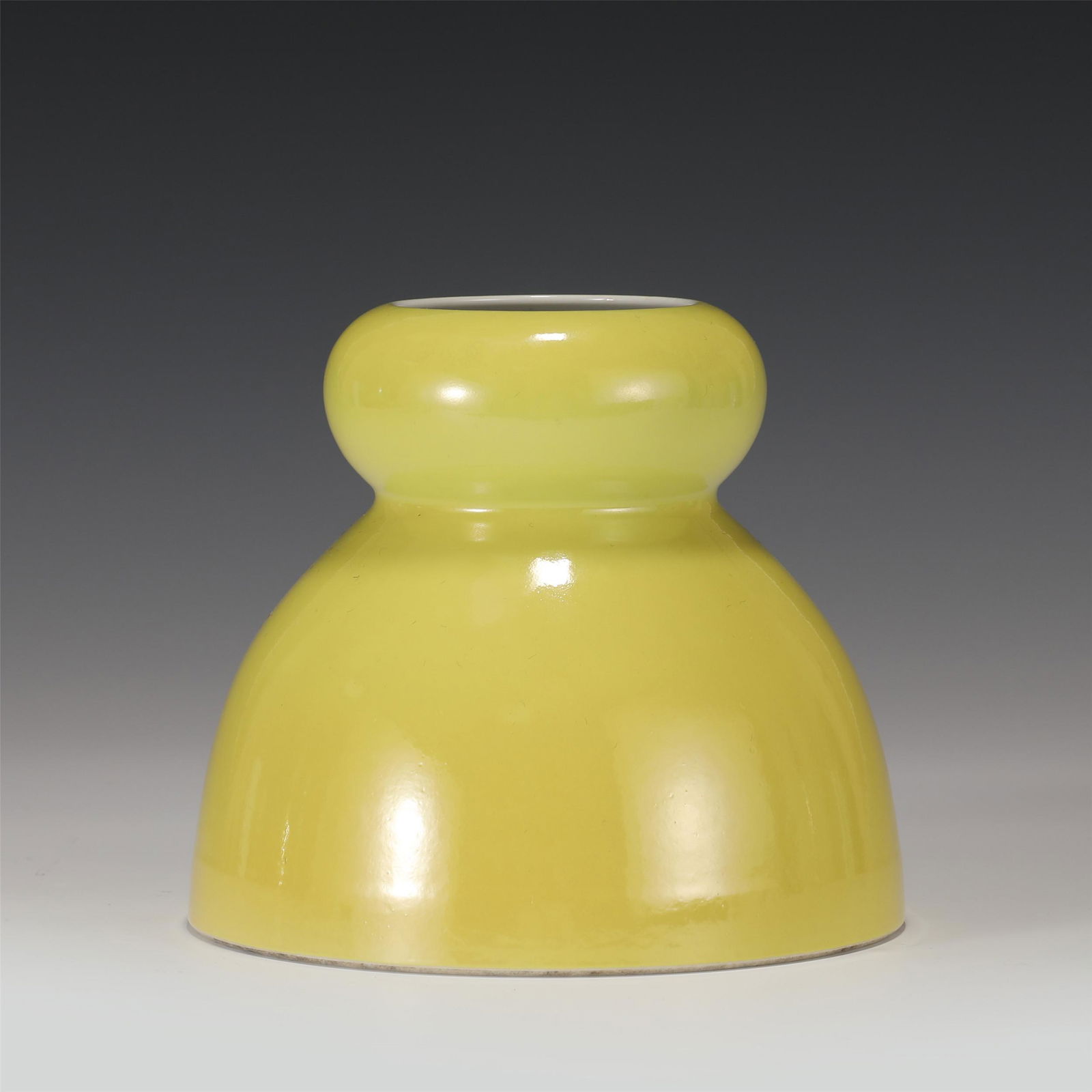 A CHINESE YELLOW GLAZE PORCELAIN BOTTLE (1 of 8)