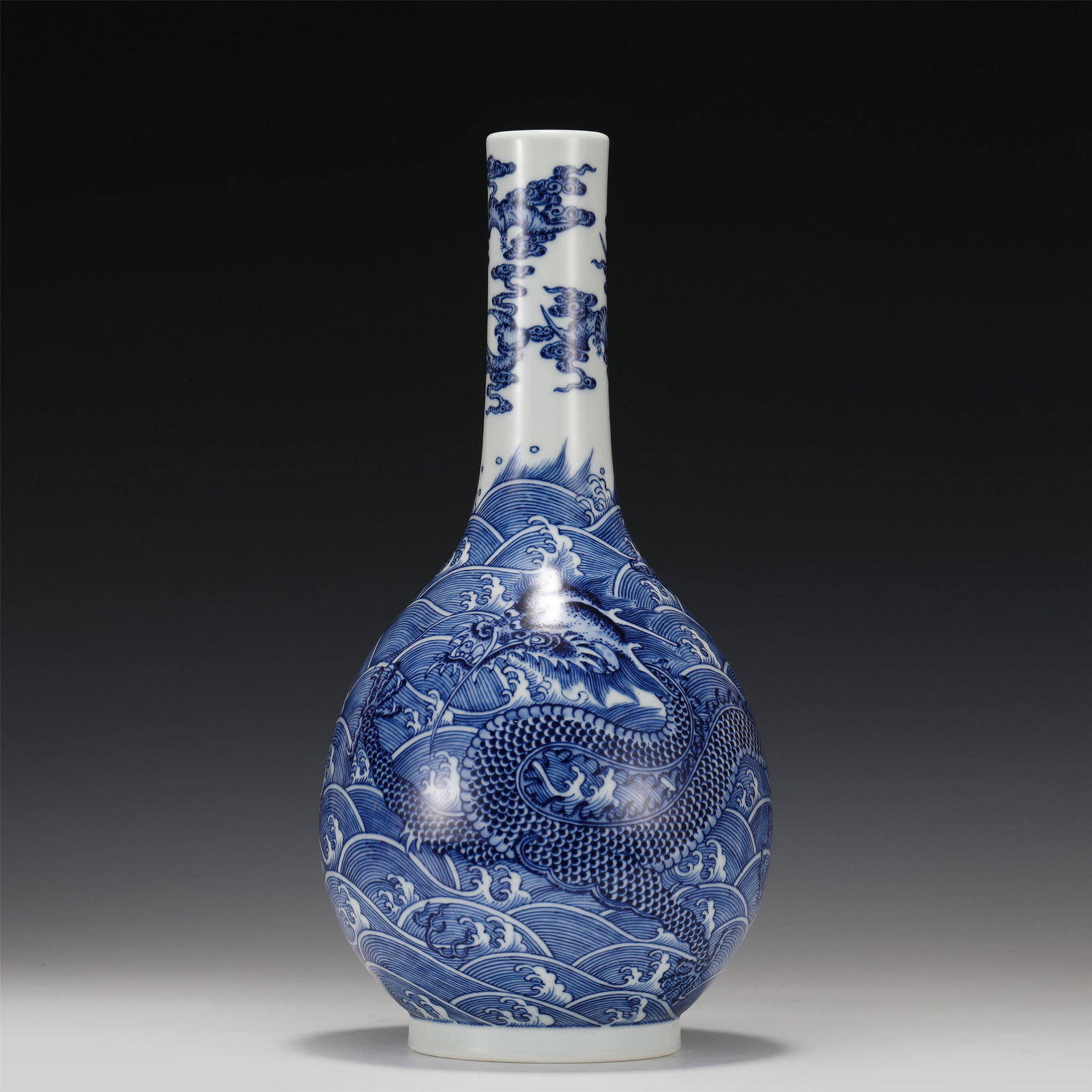 A CHINESE BLUE AND WHITE PORCELAIN DRAGON PATTERN VASE (1 of 9)