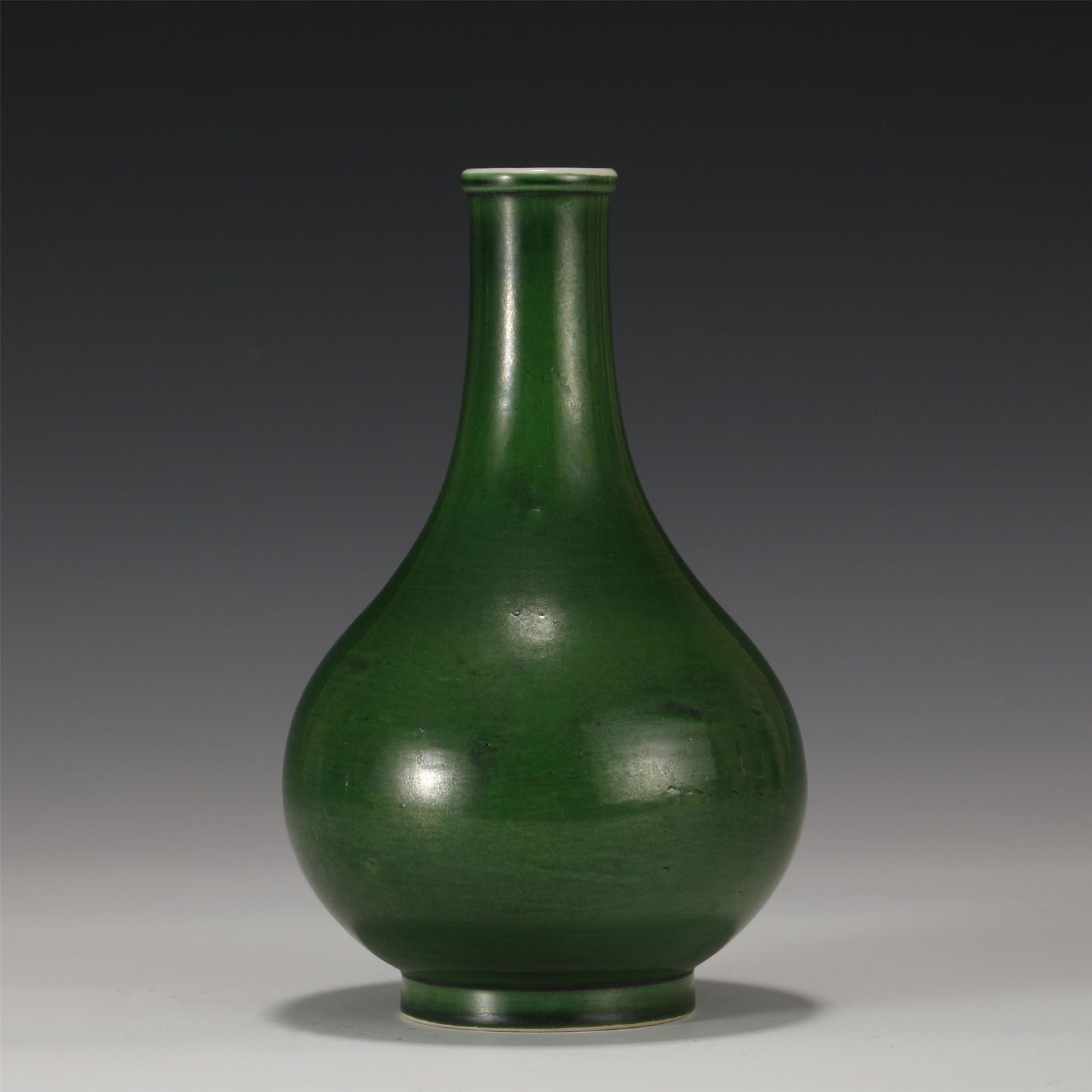 A CHINESE GREEN GLAZE PORCELAIN VASE (1 of 8)