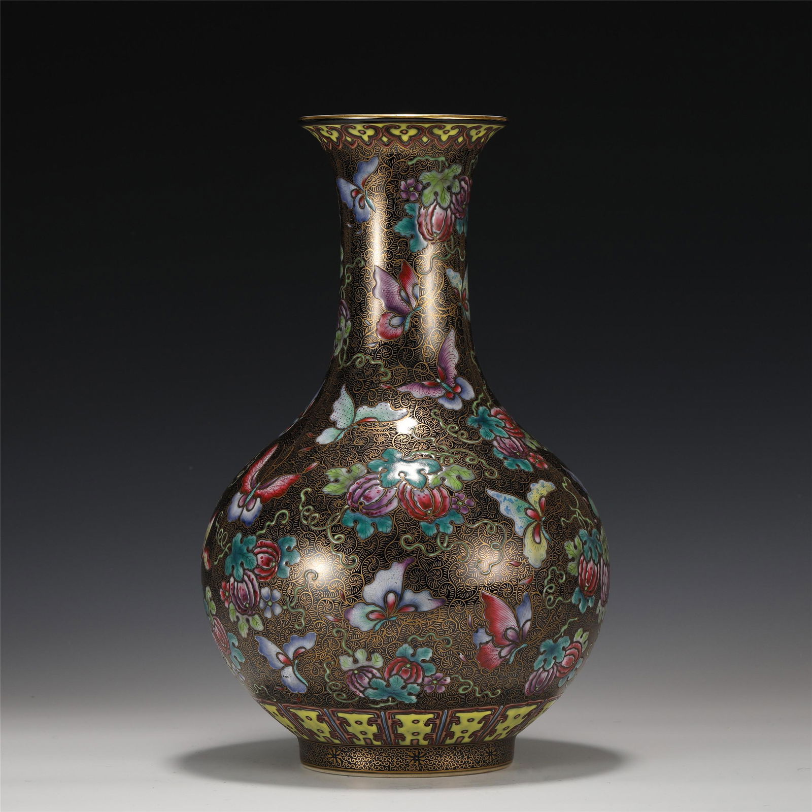 A CHINESE FAMILLE ROSE GOLD PAINTED PORCELAIN VASE (1 of 10)