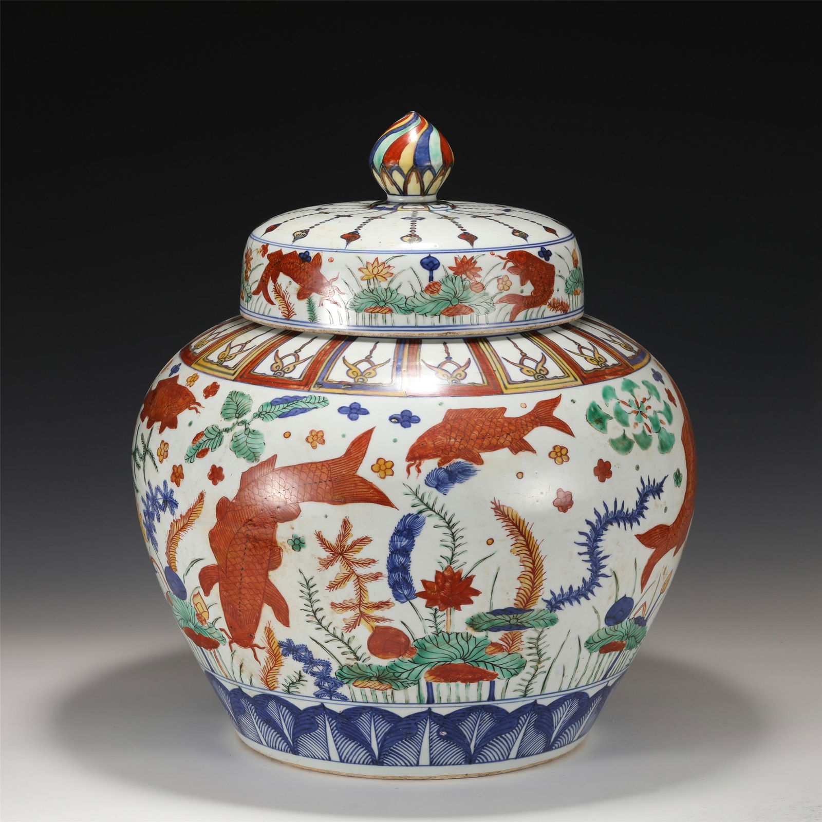 A CHINESE WUCAI PORCELAIN LIDDED JAR (1 of 13)