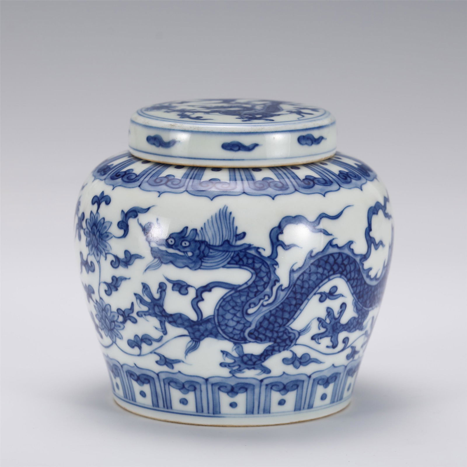 A CHINESE BLUE AND WHITE PORCELAIN LIDDED JAR,CHENGHUA (1 of 9)