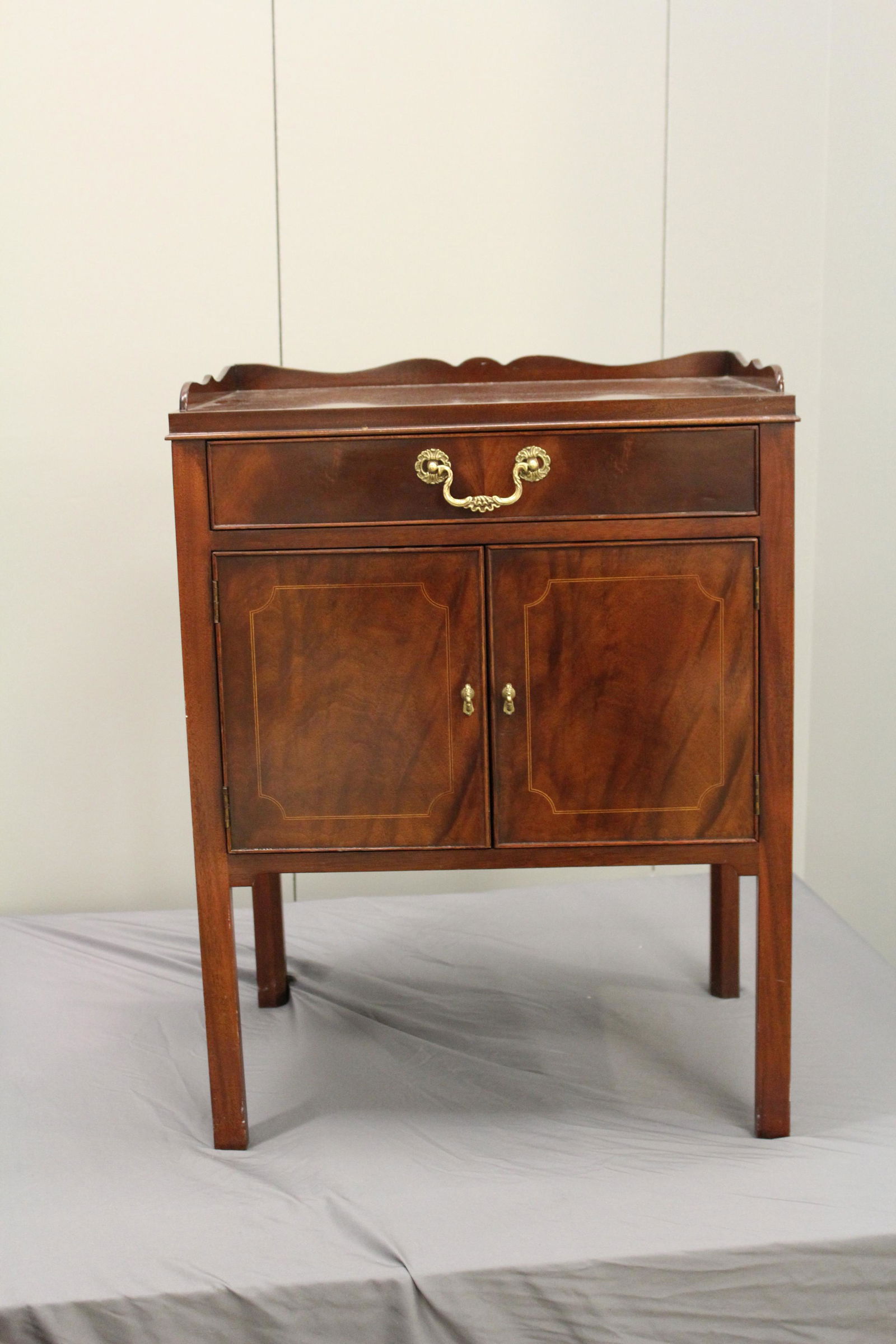 Baker pair Georgian style mahogany bedside cabinets (1 of 8)