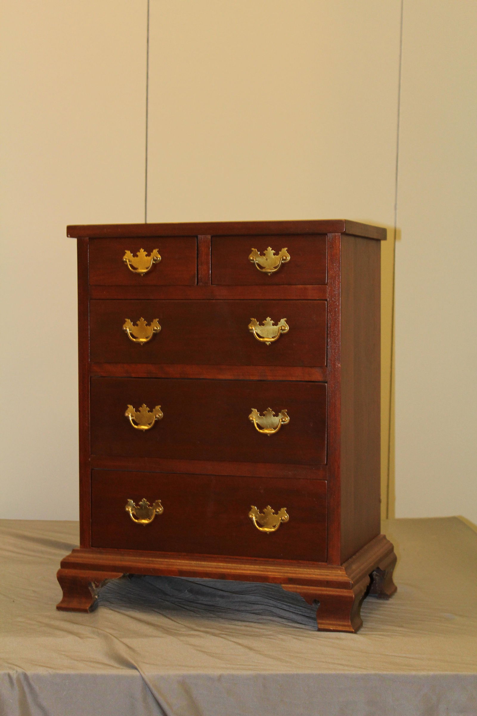 Small Georgian style bench-made 5-drawer chest (1 of 5)