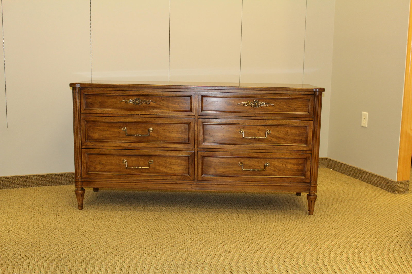 Henredon Louis XVI style six-drawer chest: CONDITION NOTES: MEASUREMENTS: 32" x 61" x 19 1/2 "