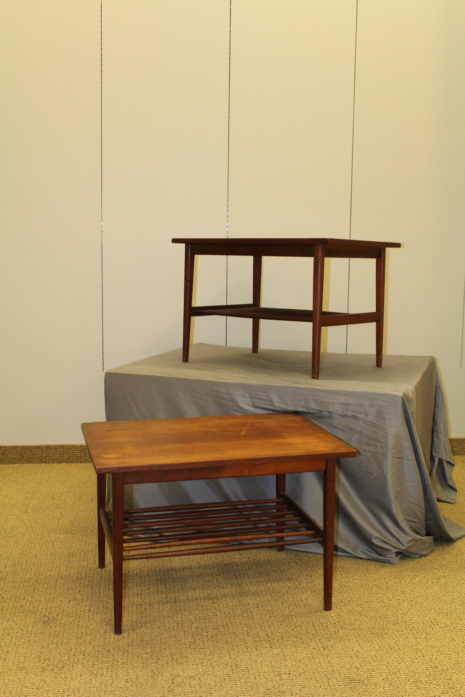 Pair Mid Century Modern side tables (1 of 4)