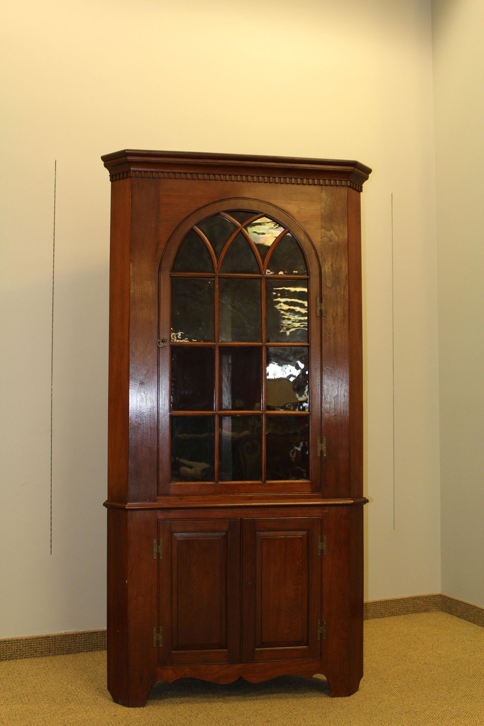 Mahogany Queen Anne style corner cabinet (1 of 7)