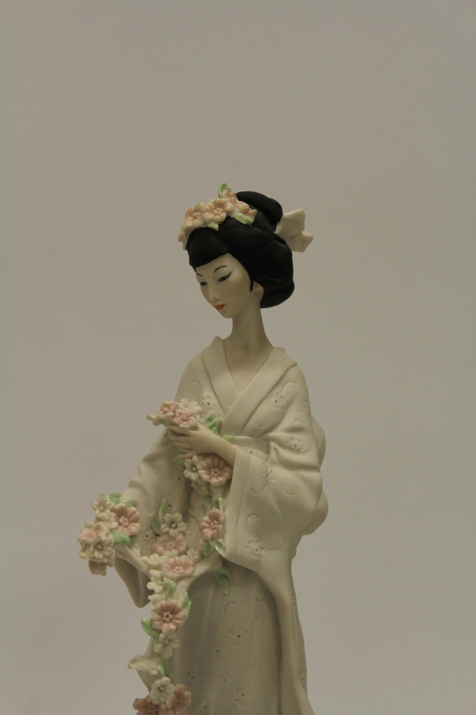Vintage Geisha Girl Porcelain Figurine Armani: CONDITION NOTES: Vintage Giuseppe Armani Geisha Girl Florence 1987 Signed MEASUREMENTS: 19" x 7 3/4"