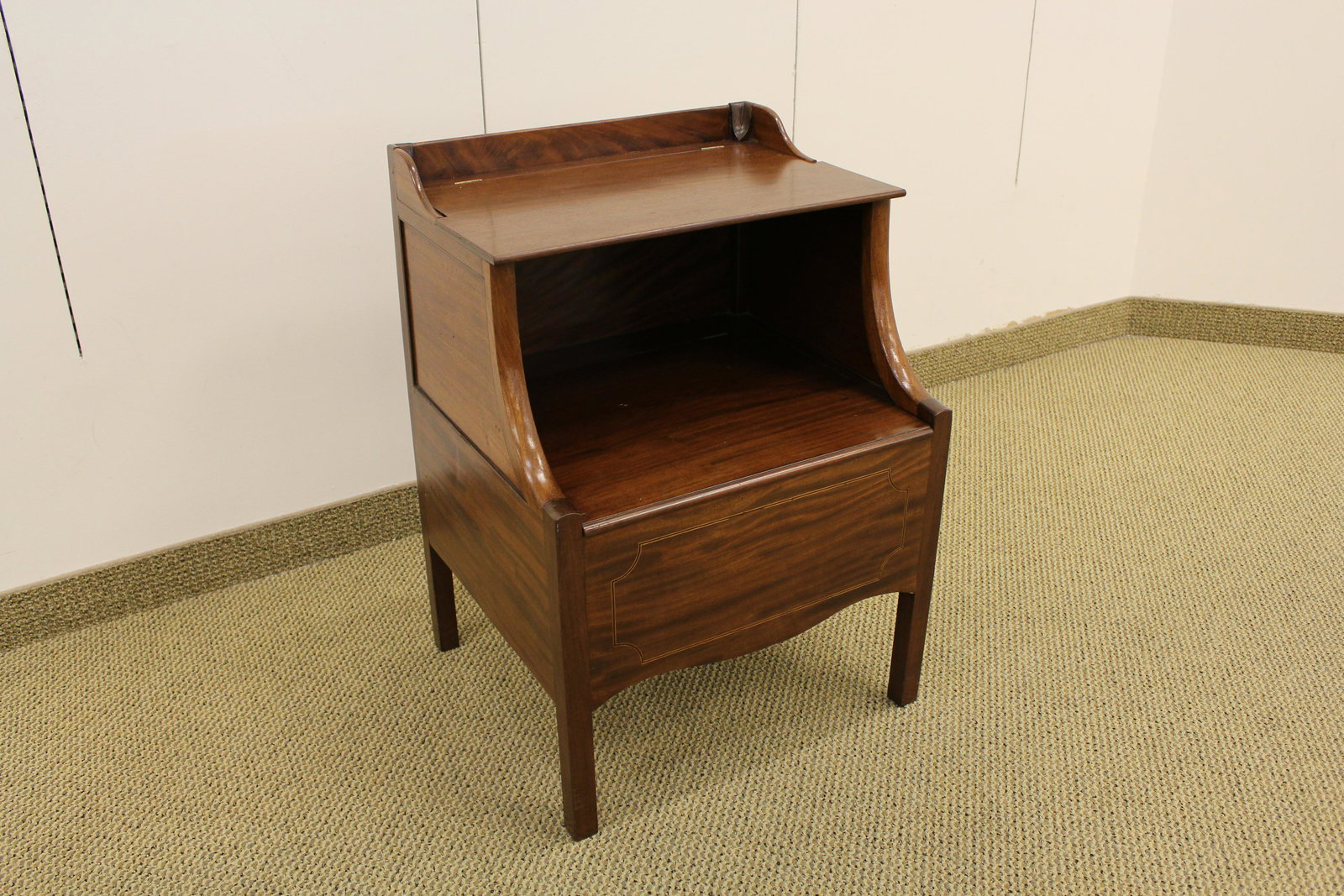 Georgian Mahogany Inlaid Modified Commode: 30" x 21.25" x 19"