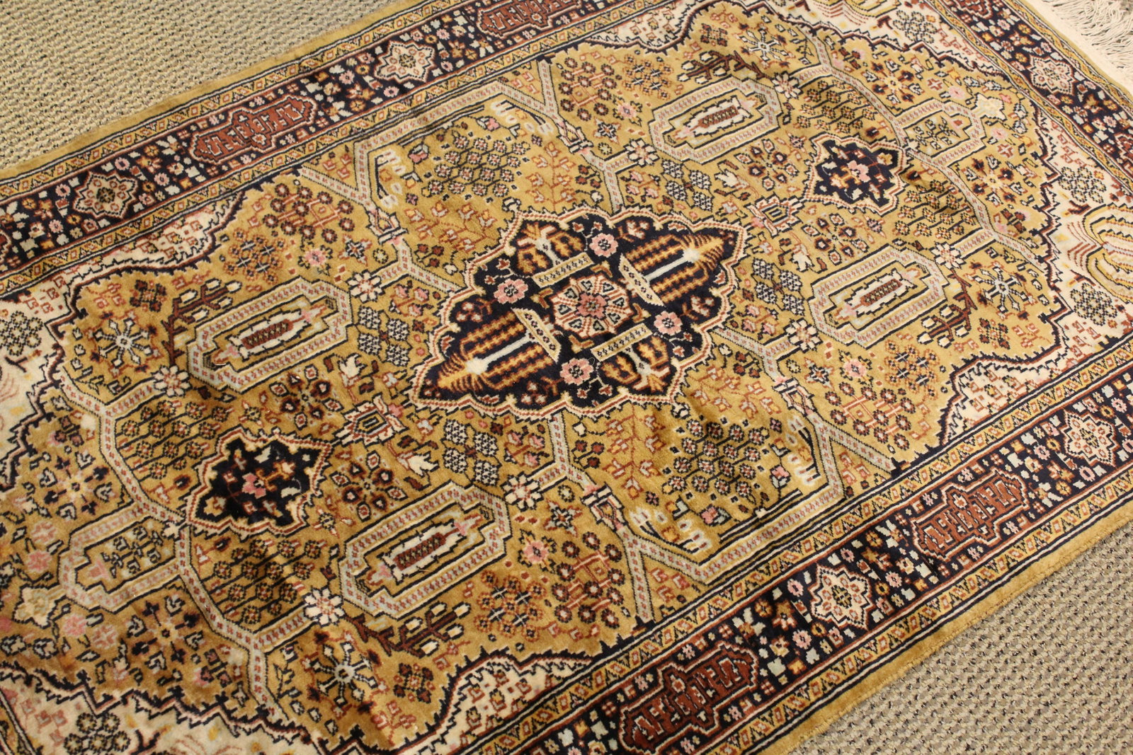 Hand Knotted Bakshaish Style Rug: area rug