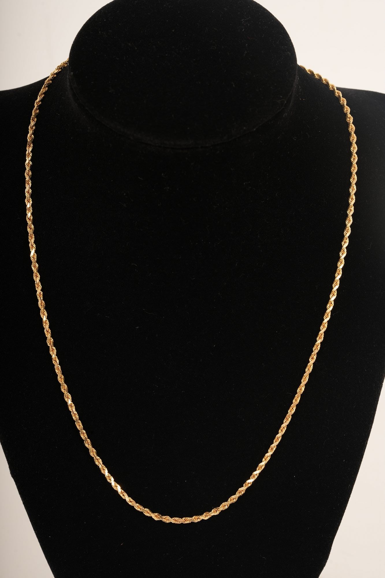 8.15g 14K Gold Rope Necklace: Marked 14K Italy, 8.75" Closed